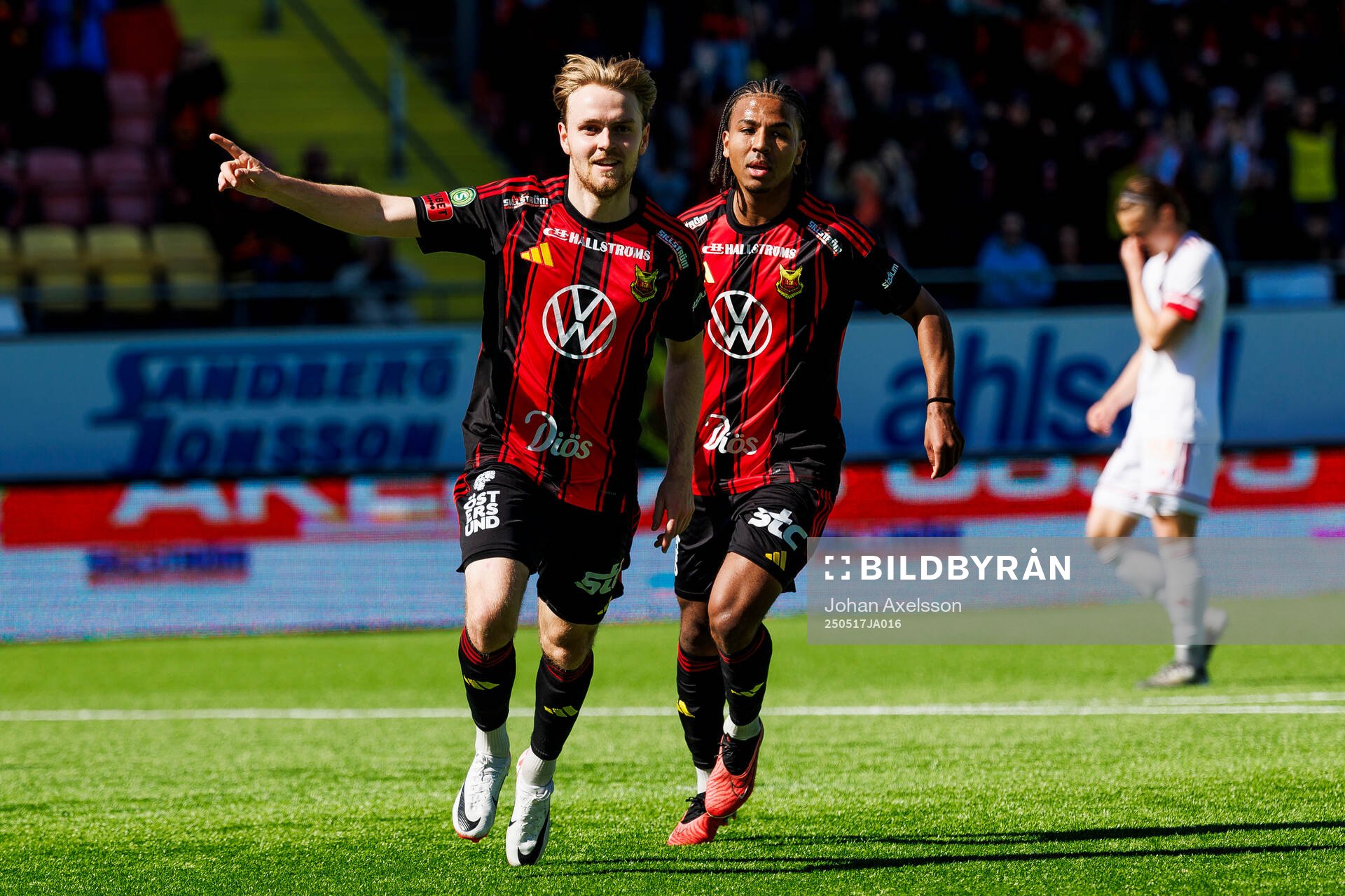 Östersunds Simon Marklund jublar efter 1-0 under fotbollsmatchen i Superettan mellan Östersund och Sandvikens IF den 17 maj 2025 i Östersund.