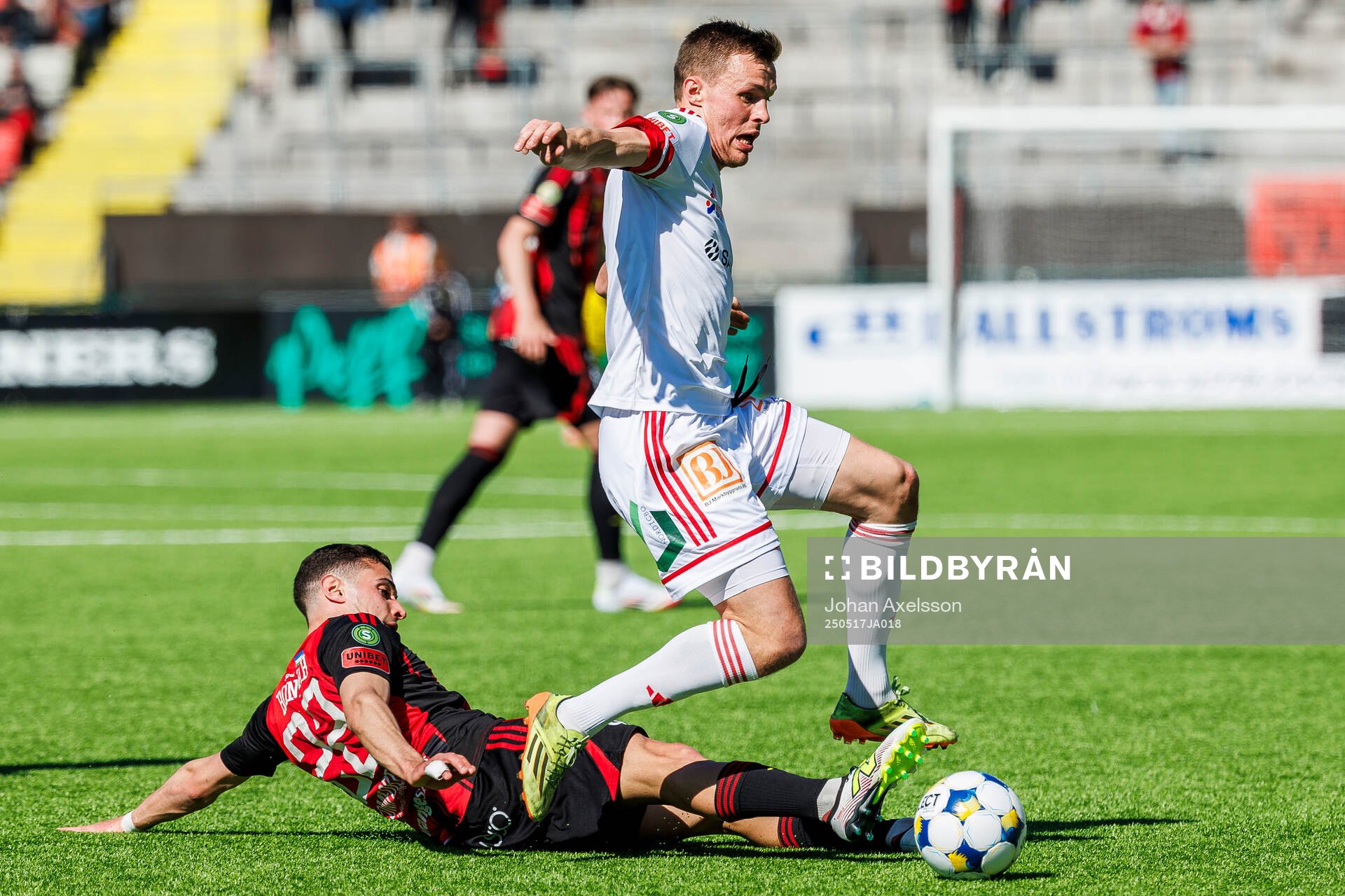 Östersunds Ahmed Bonnah och Sandvikens IFs Daniel Söderberg under fotbollsmatchen i Superettan mellan Östersund och Sandvikens IF den 17 maj 2025 i Östersund.