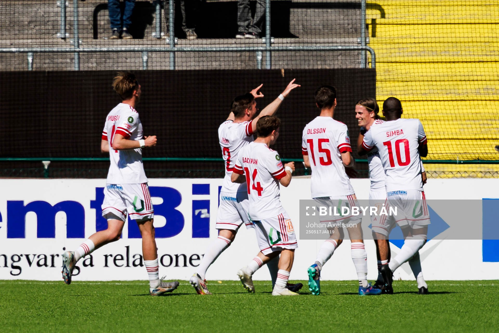 Sandvikens IFs Johan Arvidsson jublar tillsammans med lagkamrater efter 1-1 under fotbollsmatchen i Superettan mellan Östersund och Sandvikens IF den 17 maj 2025 i Östersund.
