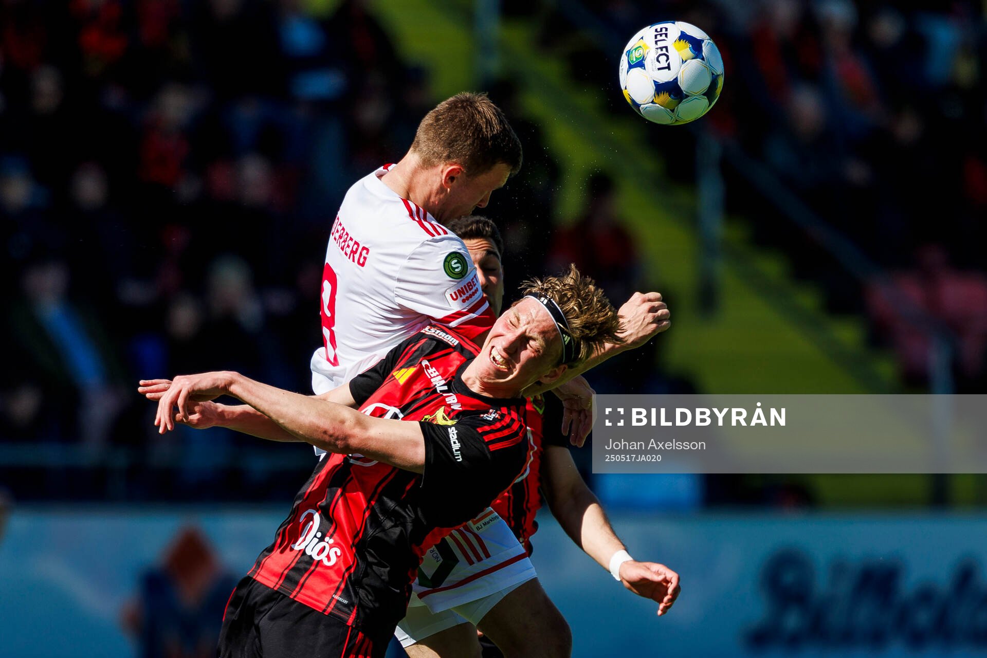 Sandvikens IFs Daniel Söderberg och Östersunds Albin Sporrong under fotbollsmatchen i Superettan mellan Östersund och Sandvikens IF den 17 maj 2025 i Östersund.