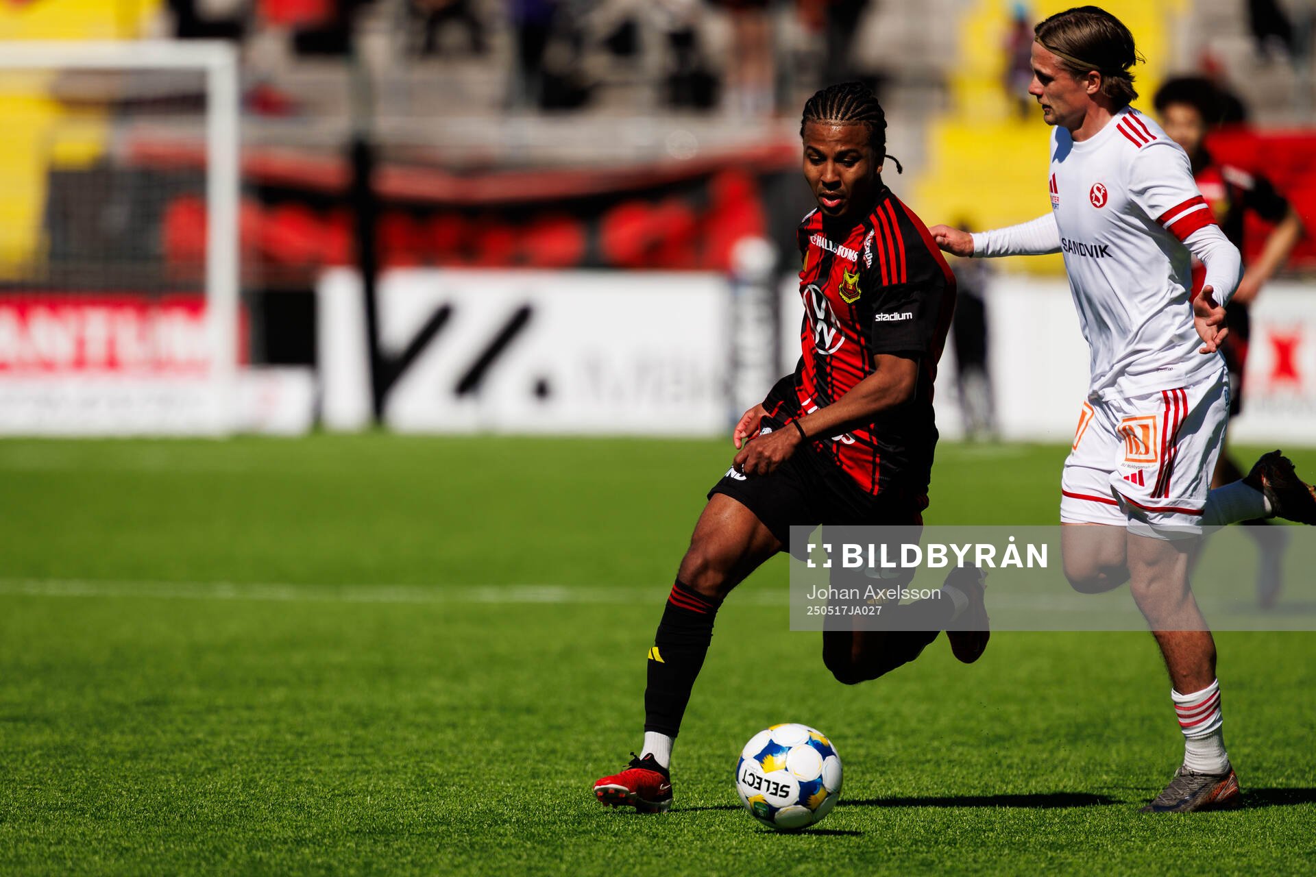 +Östersunds Nebiyou Perry under fotbollsmatchen i Superettan mellan Östersund och Sandvikens IF den 17 maj 2025 i Östersund. 