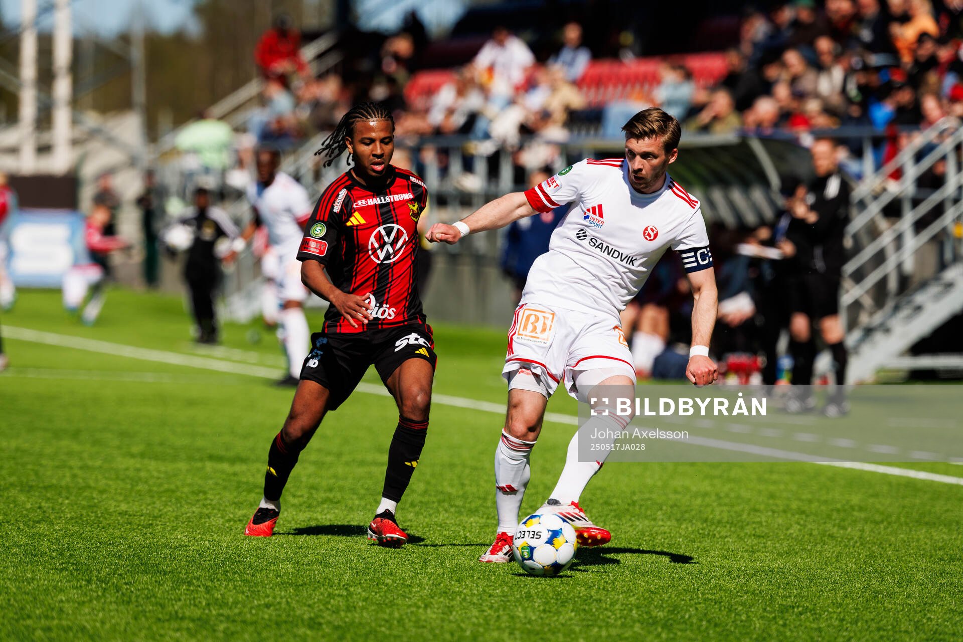 Östersunds Nebiyou Perry i kamp med Sandvikens IFs Gustav Thörn under fotbollsmatchen i Superettan mellan Östersund och Sandvikens IF den 17 maj 2025 i Östersund.