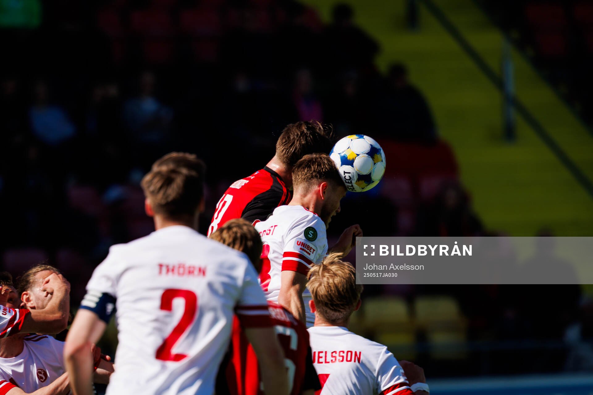 Östersunds Philip Bonde i kamp med Sandvikens IFs Emil Engqvist under fotbollsmatchen i Superettan mellan Östersund och Sandvikens IF den 17 maj 2025 i Östersund.