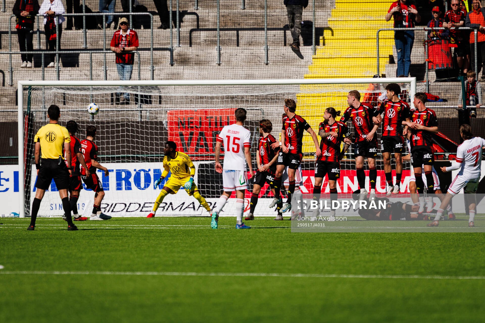 Sandvikens IFs Johan Arvidsson gör 1-1 bakom Östersunds Arnold Otieno under fotbollsmatchen i Superettan mellan Östersund och Sandvikens IF den 17 maj 2025 i Östersund.