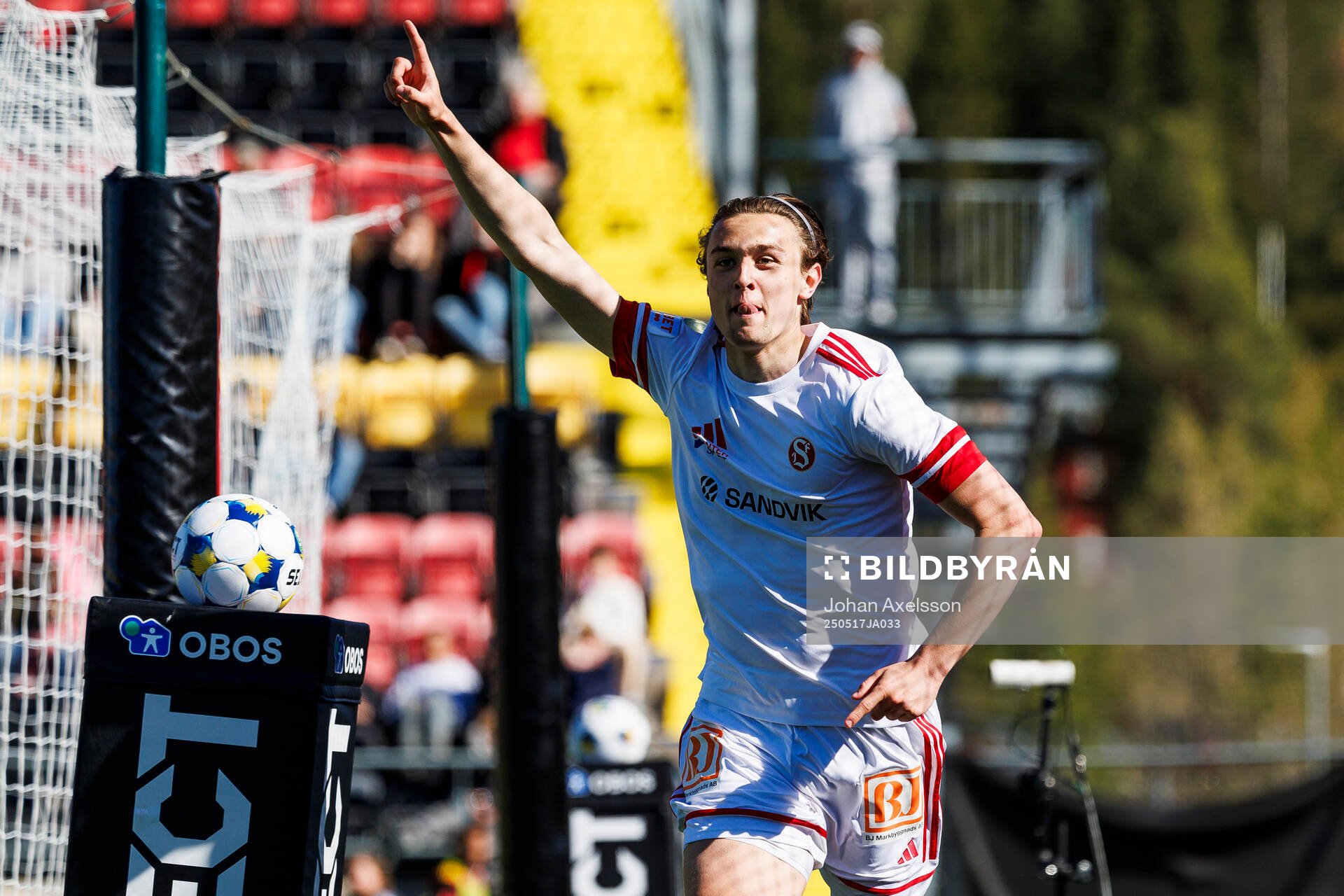 Sandvikens IFs Oscar Sjöstrand jublar efter 1-2 under fotbollsmatchen i Superettan mellan Östersund och Sandvikens IF den 17 maj 2025 i Östersund.