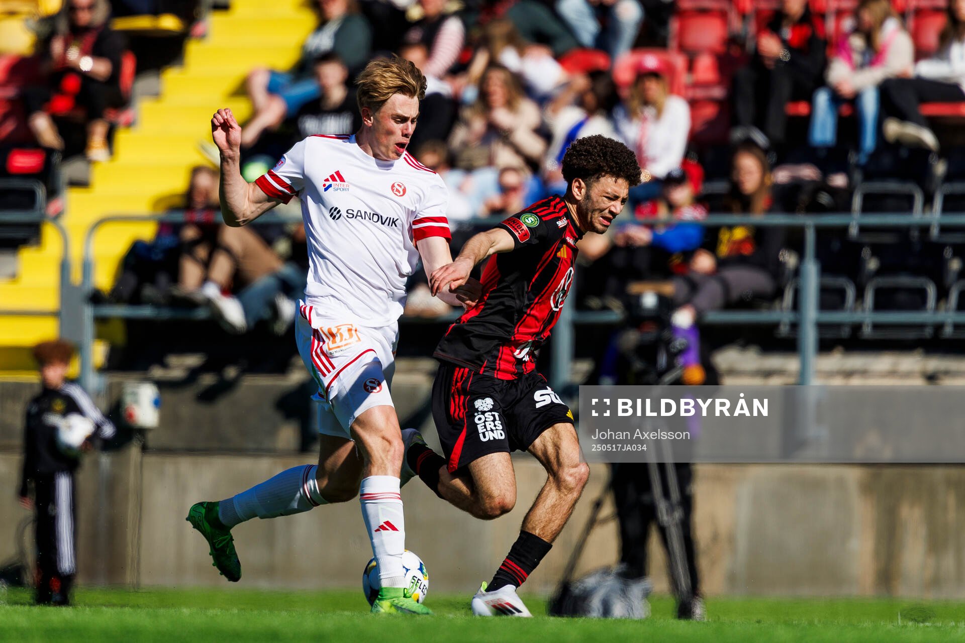 Sandvikens IFs William Thellsson och Östersunds Ziad Ghanoum under fotbollsmatchen i Superettan mellan Östersund och Sandvikens IF den 17 maj 2025 i Östersund.