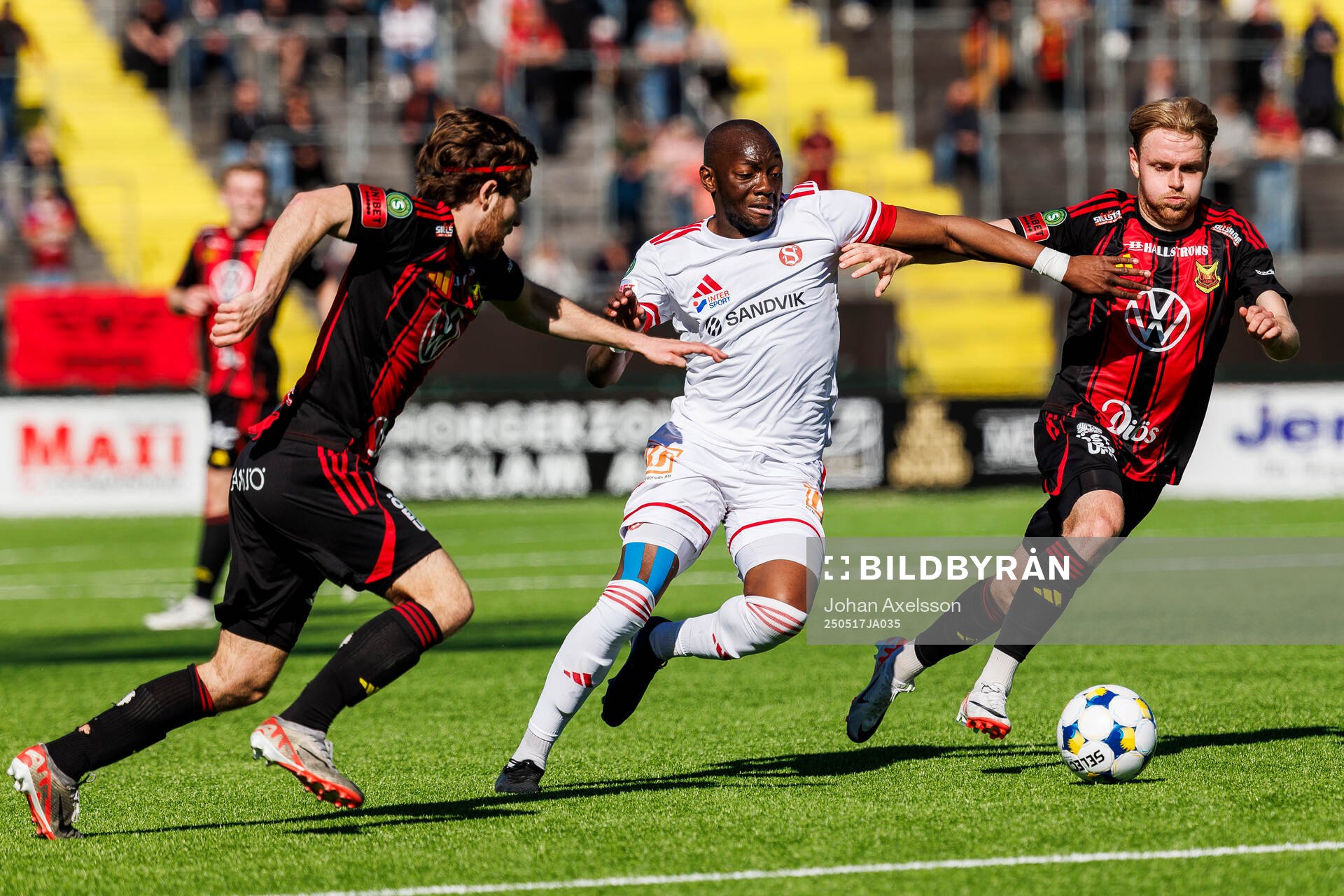 Sandvikens IFs Moonga Simba mot Östersunds Theodor Johansson och Simon Marklund under fotbollsmatchen i Superettan mellan Östersund och Sandvikens IF den 17 maj 2025 i Östersund.