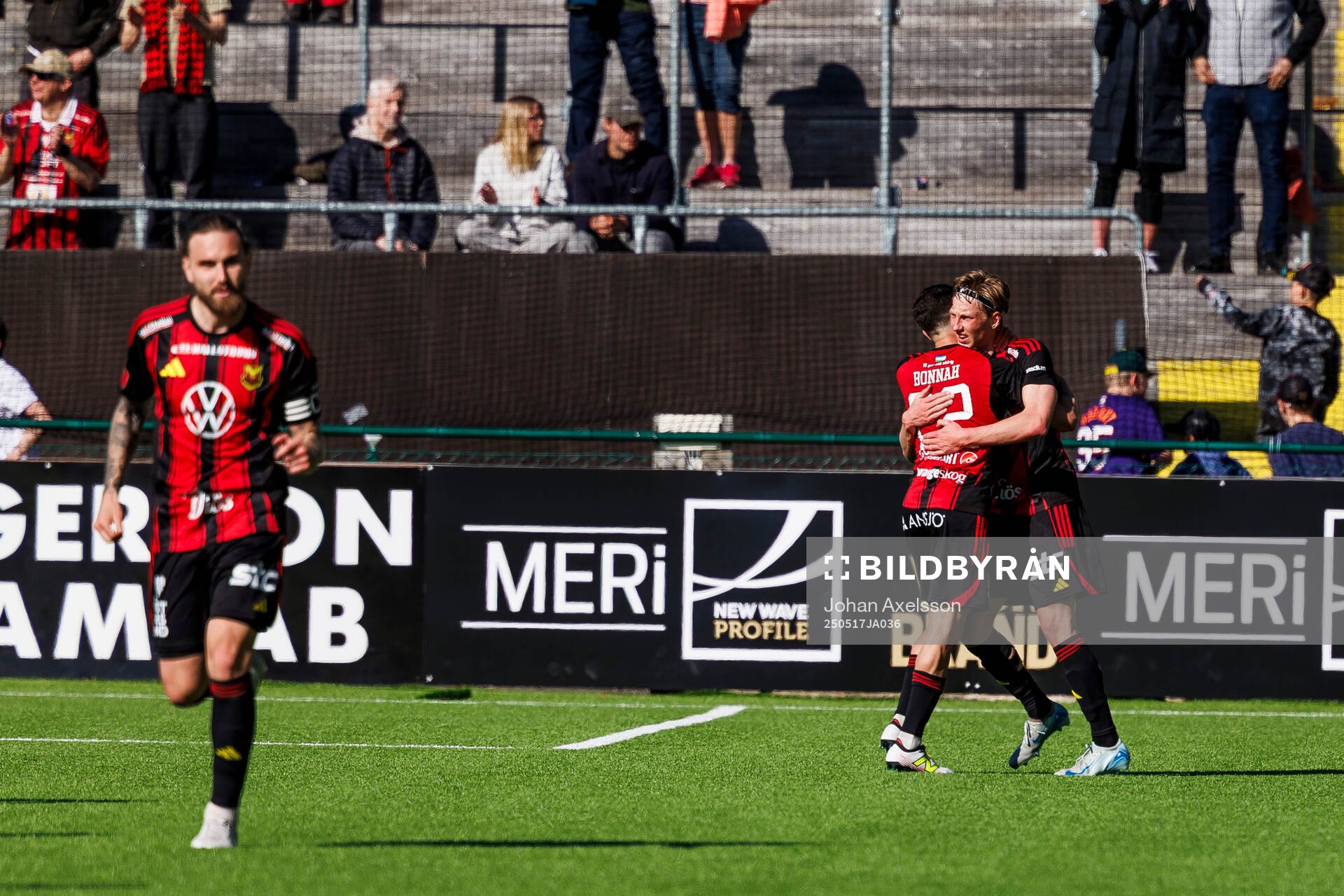 Östersunds Albin Sporrong och Ahmed Bonnah jublar efter 2-2 under fotbollsmatchen i Superettan mellan Östersund och Sandvikens IF den 17 maj 2025 i Östersund.