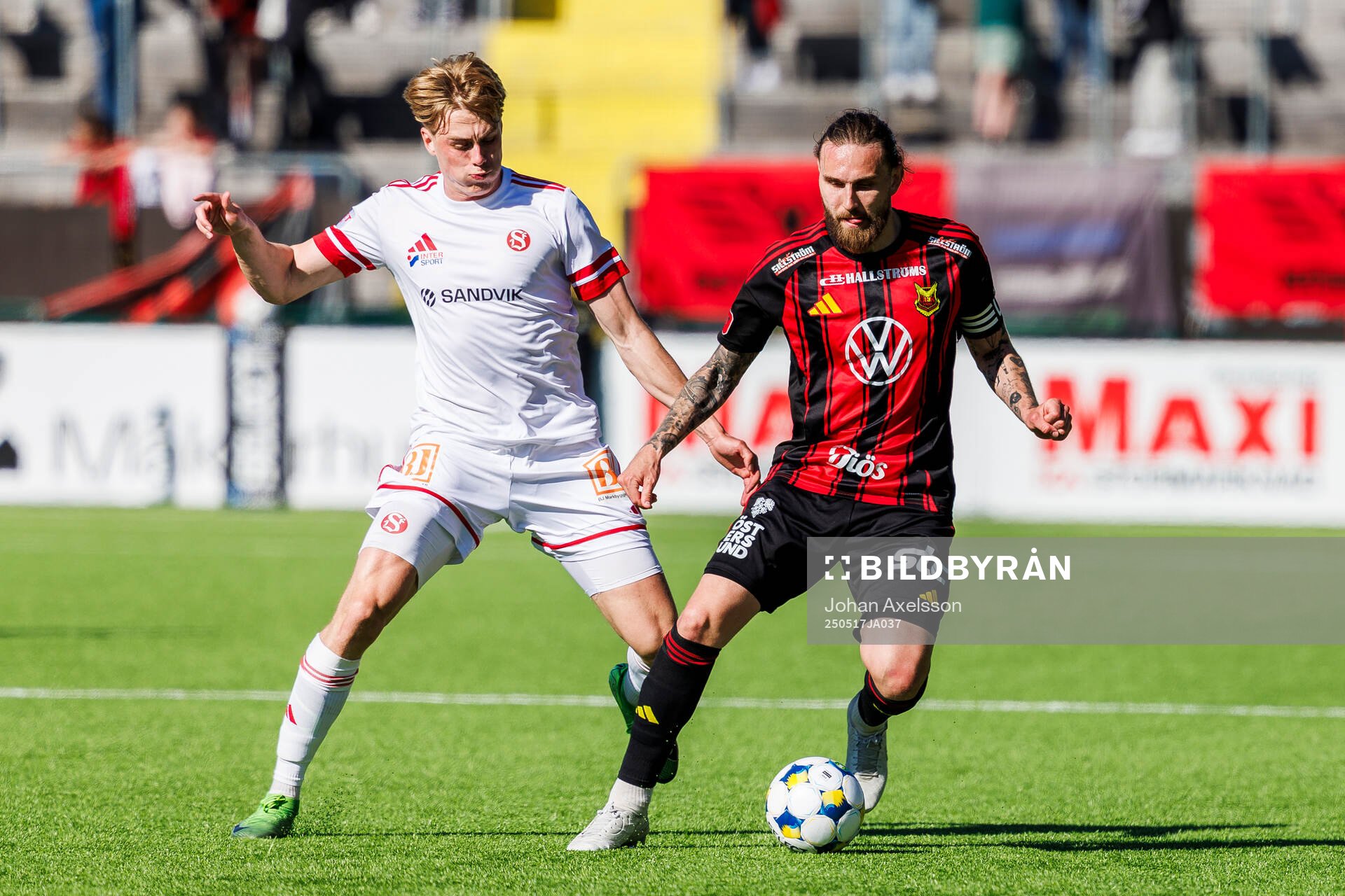 Sandvikens IFs William Thellsson och Östersunds Ali Suljic under fotbollsmatchen i Superettan mellan Östersund och Sandvikens IF den 17 maj 2025 i Östersund.