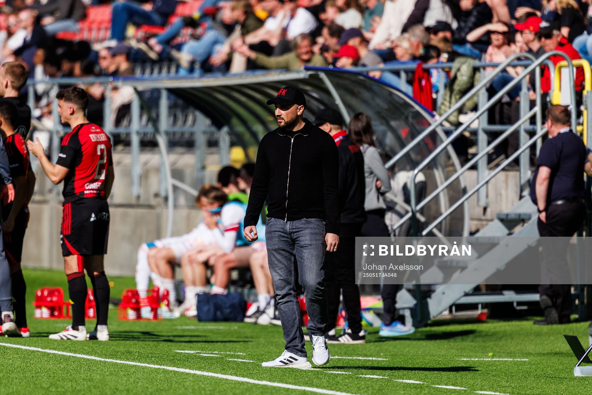 Östersunds tränare Kiarash Livani under fotbollsmatchen i Superettan mellan Östersund och Sandvikens IF den 17 maj 2025 i Östersund.