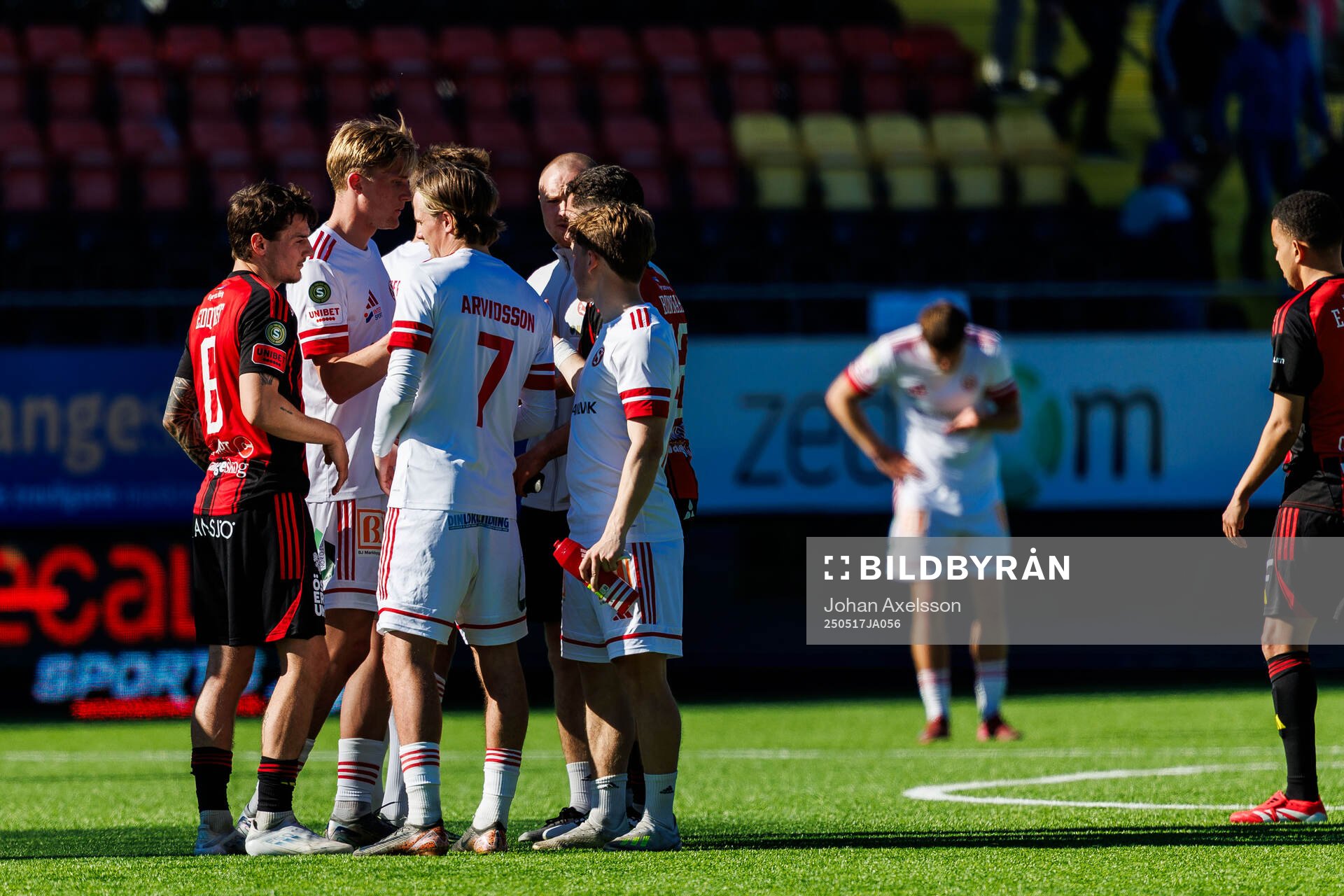 Spelare efter fotbollsmatchen i Superettan mellan Östersund och Sandvikens IF den 17 maj 2025 i Östersund. 