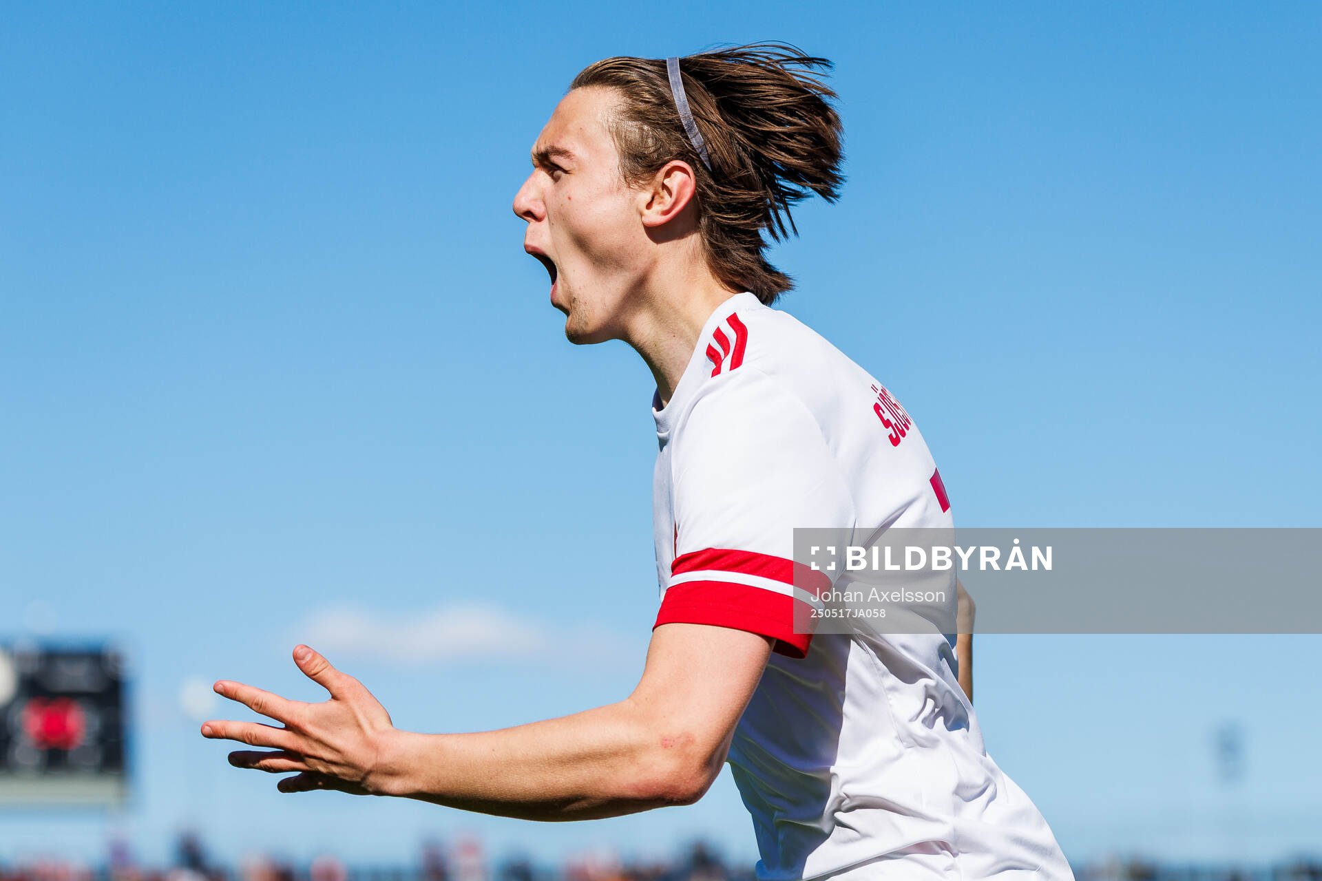 Sandvikens IFs Oscar Sjöstrand jublar efter 1-2 under fotbollsmatchen i Superettan mellan Östersund och Sandvikens IF den 17 maj 2025 i Östersund.