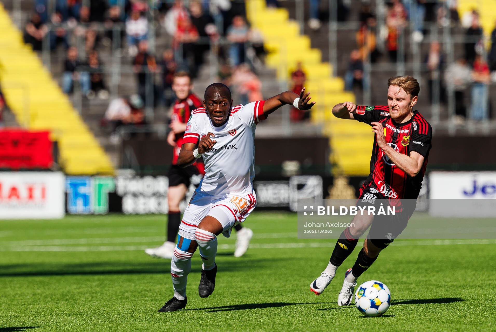 Sandvikens IFs Moonga Simba och Östersunds Simon Marklund under fotbollsmatchen i Superettan mellan Östersund och Sandvikens IF den 17 maj 2025 i Östersund.