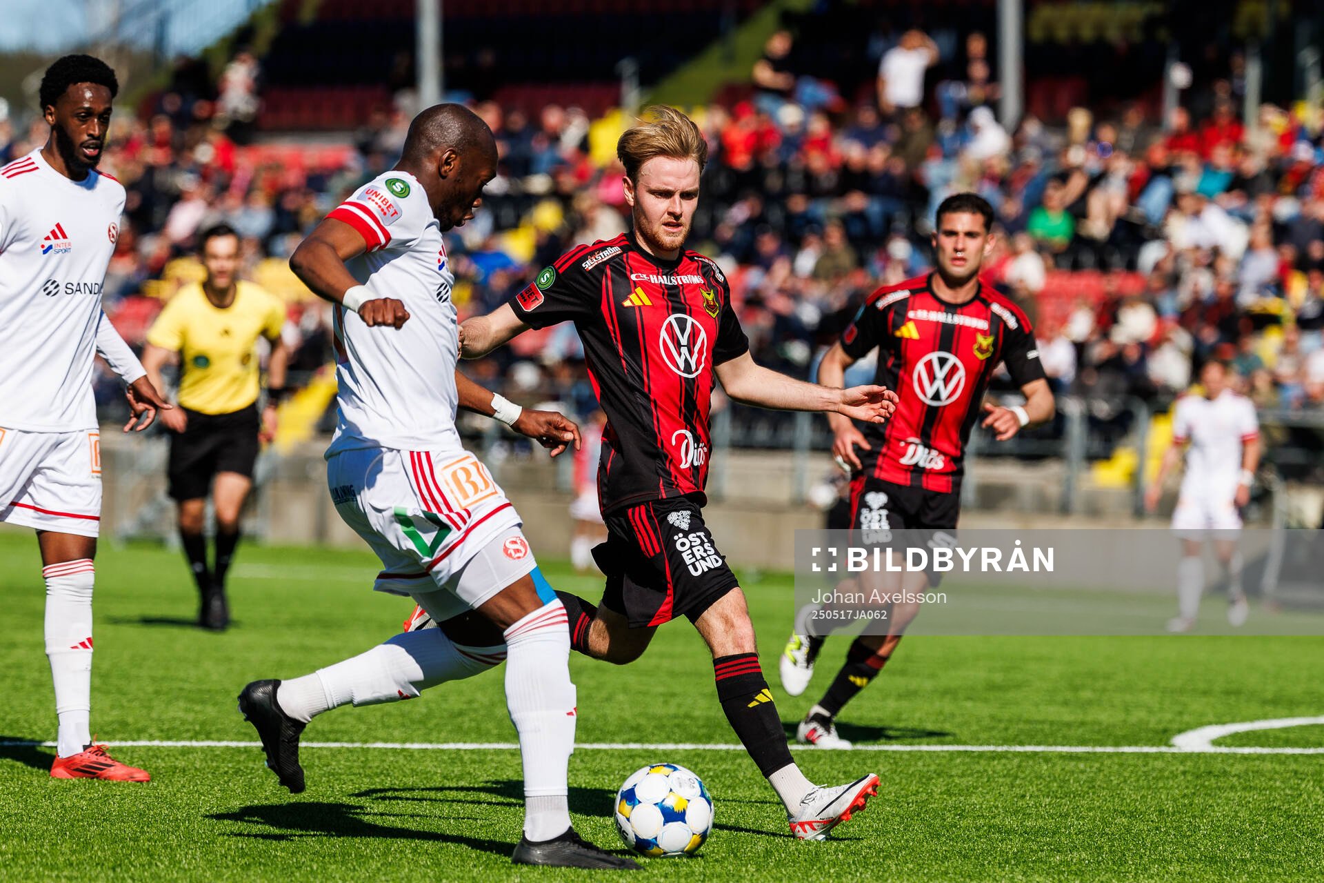 Sandvikens IFs Moonga Simba och Östersunds Simon Marklund under fotbollsmatchen i Superettan mellan Östersund och Sandvikens IF den 17 maj 2025 i Östersund.