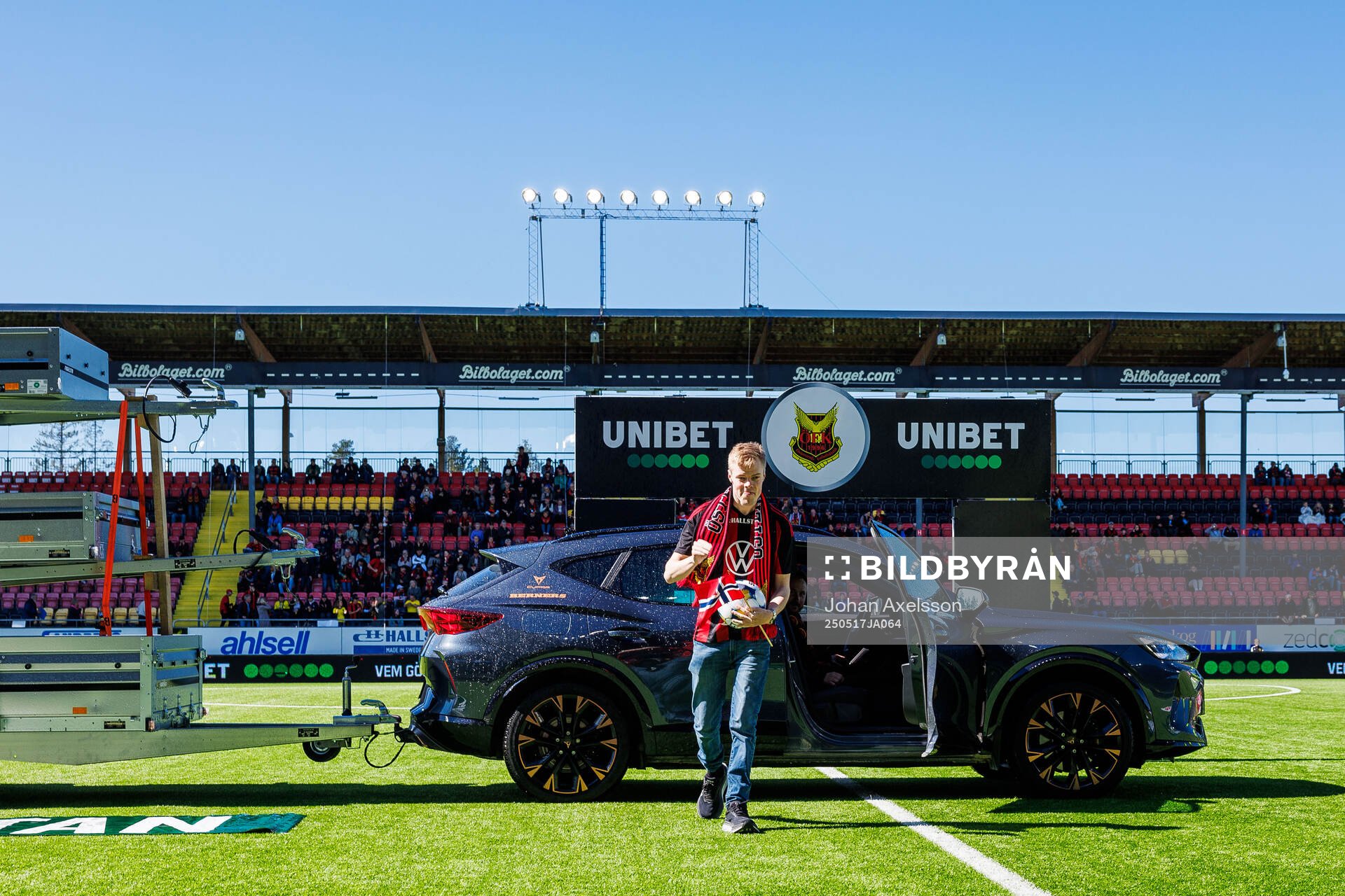 Matchbollen levereras inför fotbollsmatchen i Superettan mellan Östersund och Sandvikens IF den 17 maj 2025 i Östersund. 