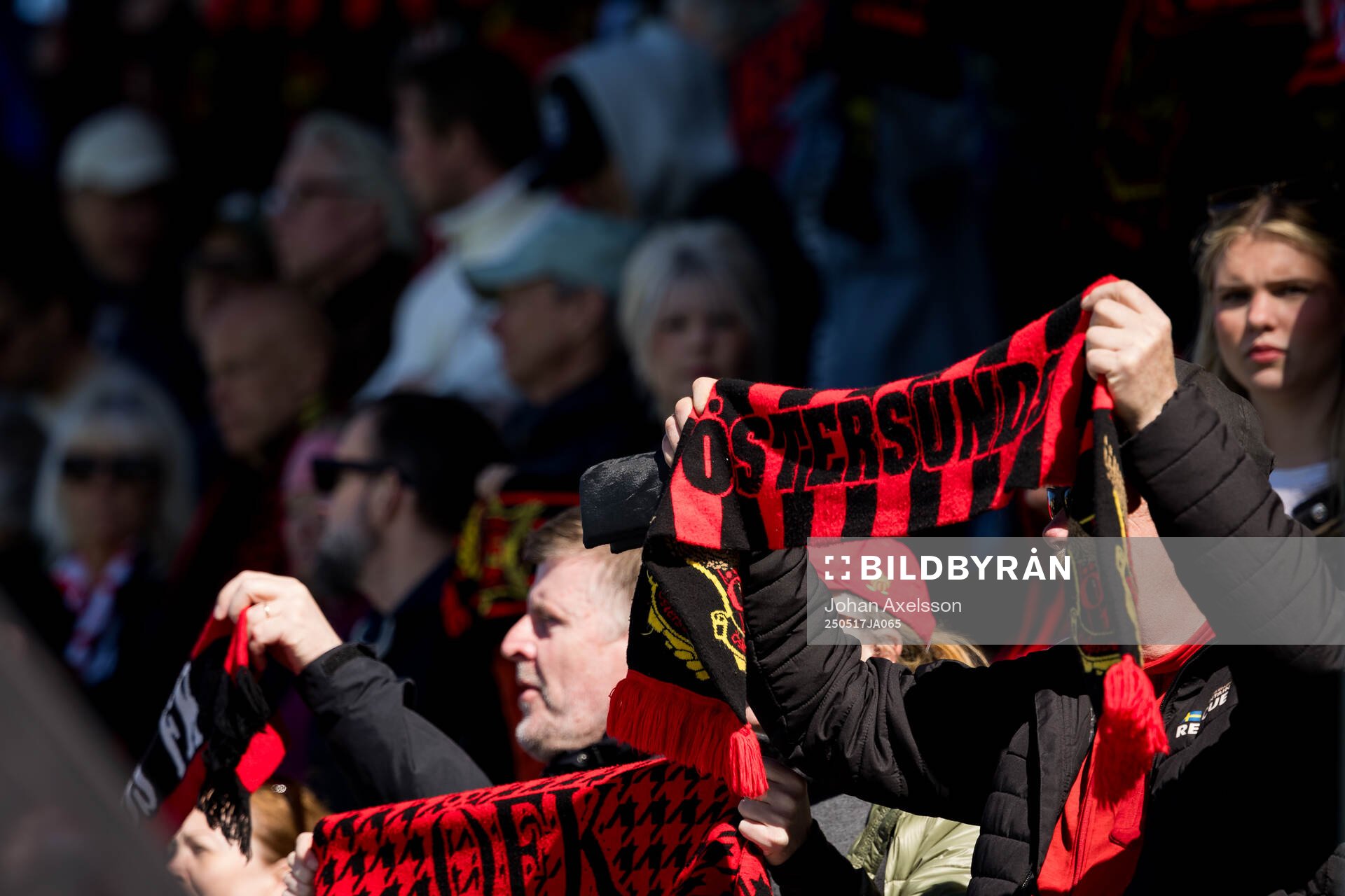 Halsdukar under fotbollsmatchen i Superettan mellan Östersund och Sandvikens IF den 17 maj 2025 i Östersund. 