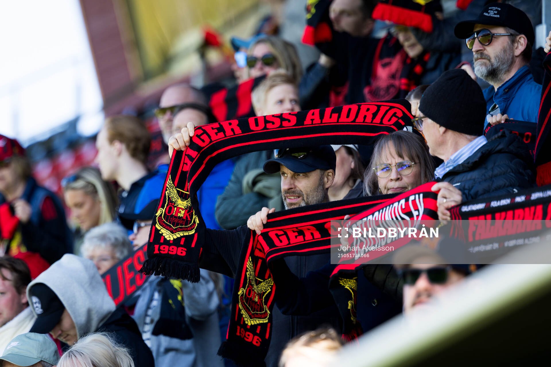 Halsdukar  under fotbollsmatchen i Superettan mellan Östersund och Sandvikens IF den 17 maj 2025 i Östersund. 