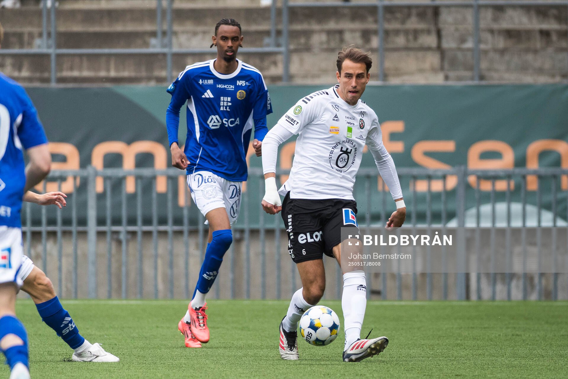 GIF Sundsvalls Yacqub Finey och Örebros Melvin Bajrovic under fotbollsmatchen i Superettan mellan Örebro och GIF Sundsvall den 17 maj 2025 i Örebro.