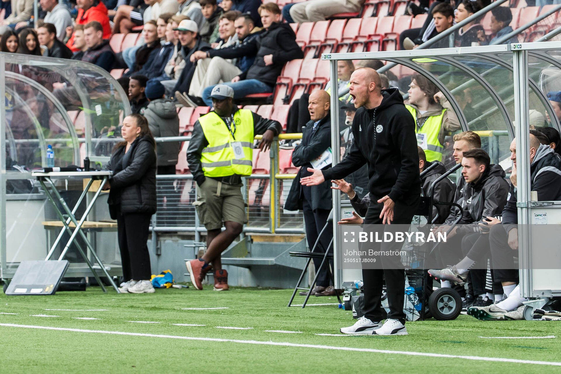 Örebros tränare Patrik Haginge under fotbollsmatchen i Superettan mellan Örebro och GIF Sundsvall den 17 maj 2025 i Örebro. 