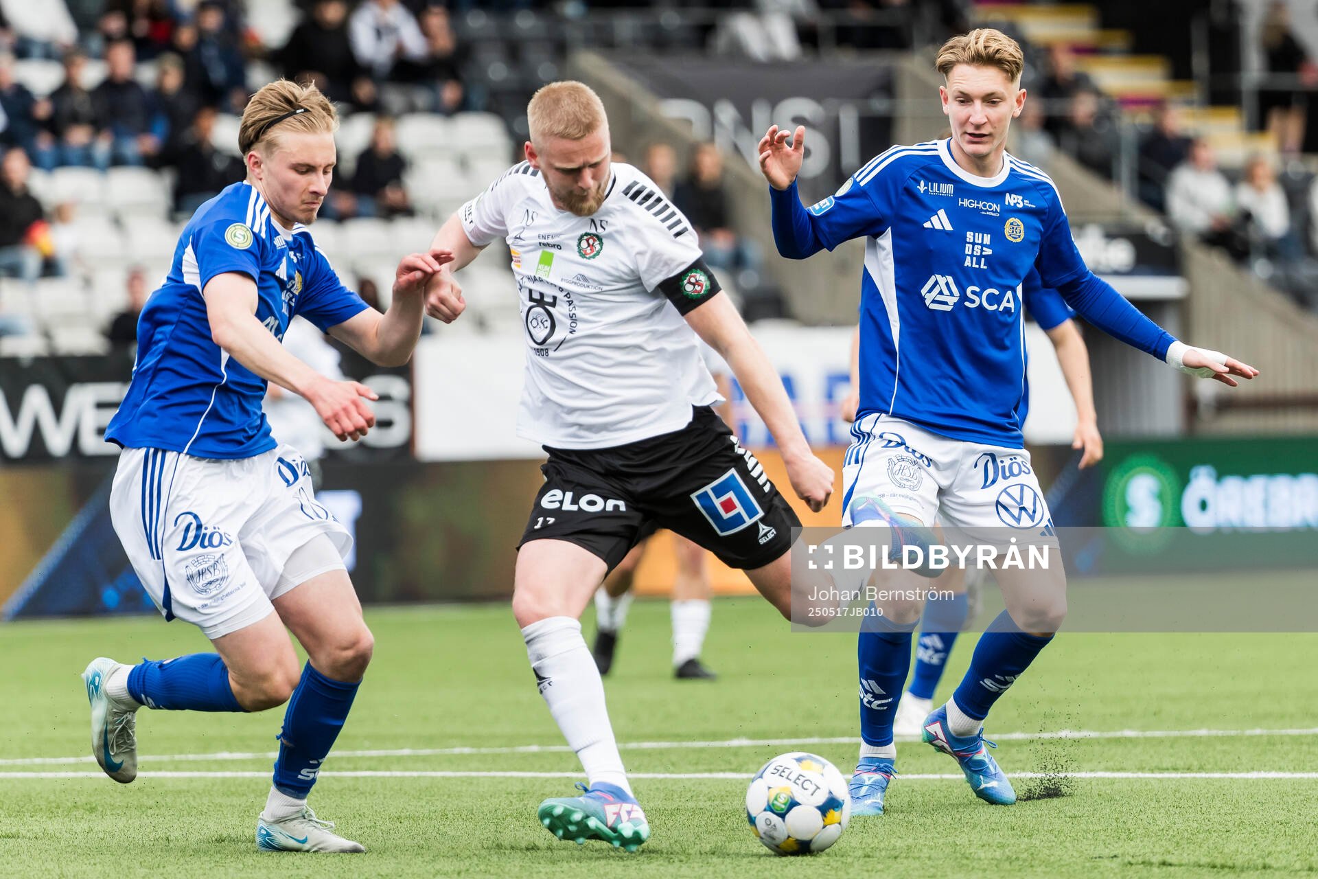GIF Sundsvalls Malte Hallin och Örebros Karl Holmberg under fotbollsmatchen i Superettan mellan Örebro och GIF Sundsvall den 17 maj 2025 i Örebro.