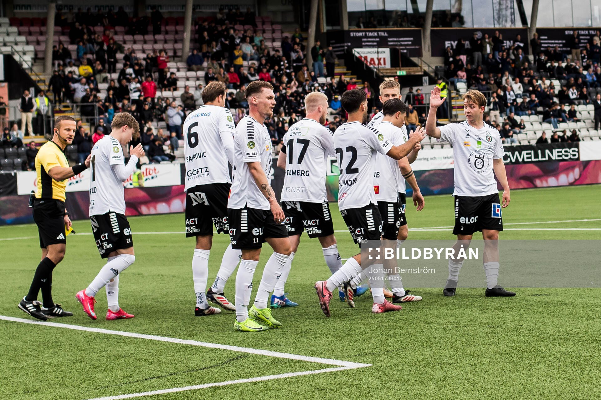 Örebros Linus Alperud jublar tillsammans med lagkamrater efter 1-0 under fotbollsmatchen i Superettan mellan Örebro och GIF Sundsvall den 17 maj 2025 i Örebro.