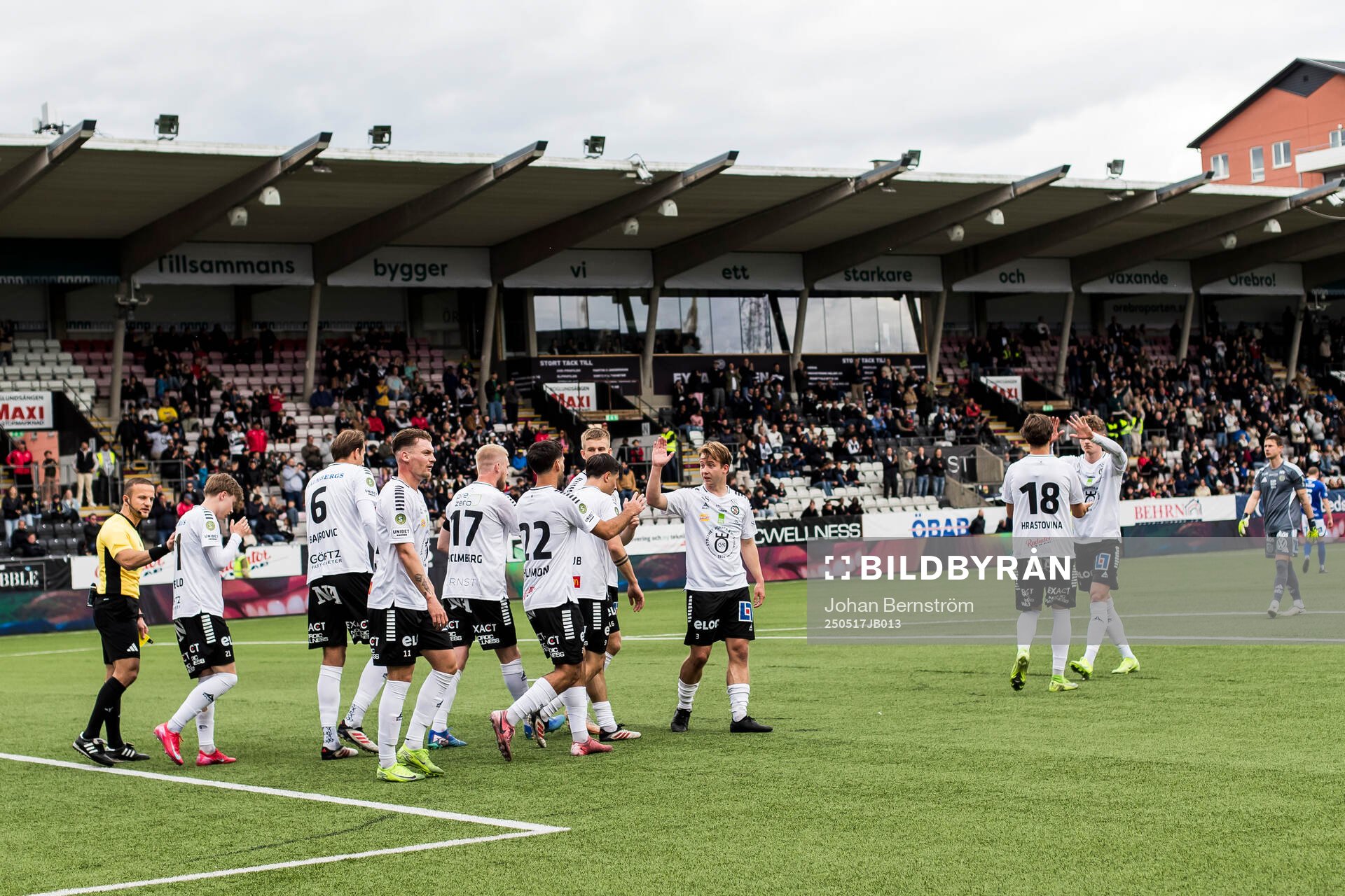 Örebros Linus Alperud jublar tillsammans med lagkamrater efter 1-0 under fotbollsmatchen i Superettan mellan Örebro och GIF Sundsvall den 17 maj 2025 i Örebro.