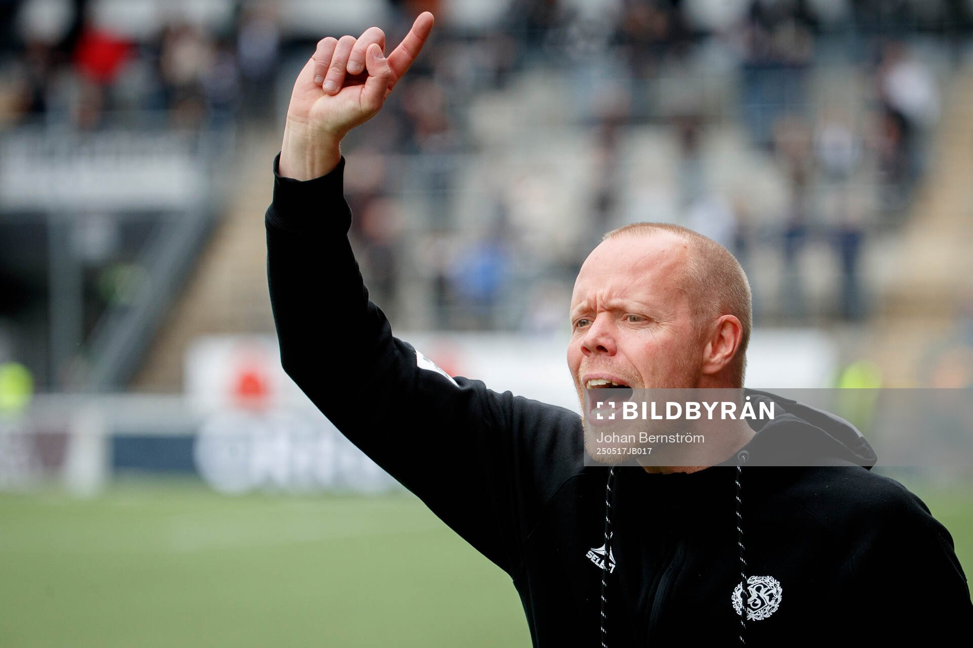Örebros huvudtränare Patrik Haginge jublar under fotbollsmatchen i Superettan mellan Örebro och GIF Sundsvall den 17 maj 2025 i Örebro.