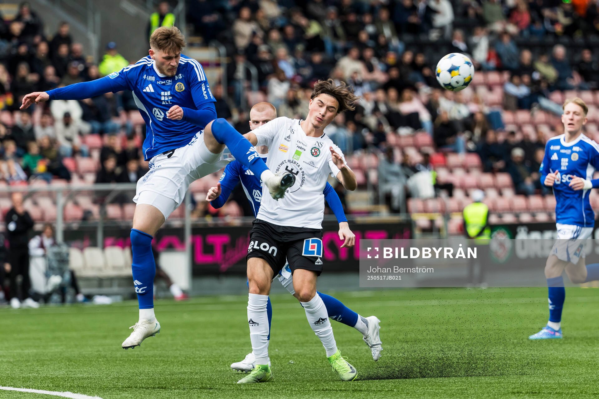 GIF Sundsvalls Ludvig Svanberg och Örebros Erman Hrastovina under fotbollsmatchen i Superettan mellan Örebro och GIF Sundsvall den 17 maj 2025 i Örebro.