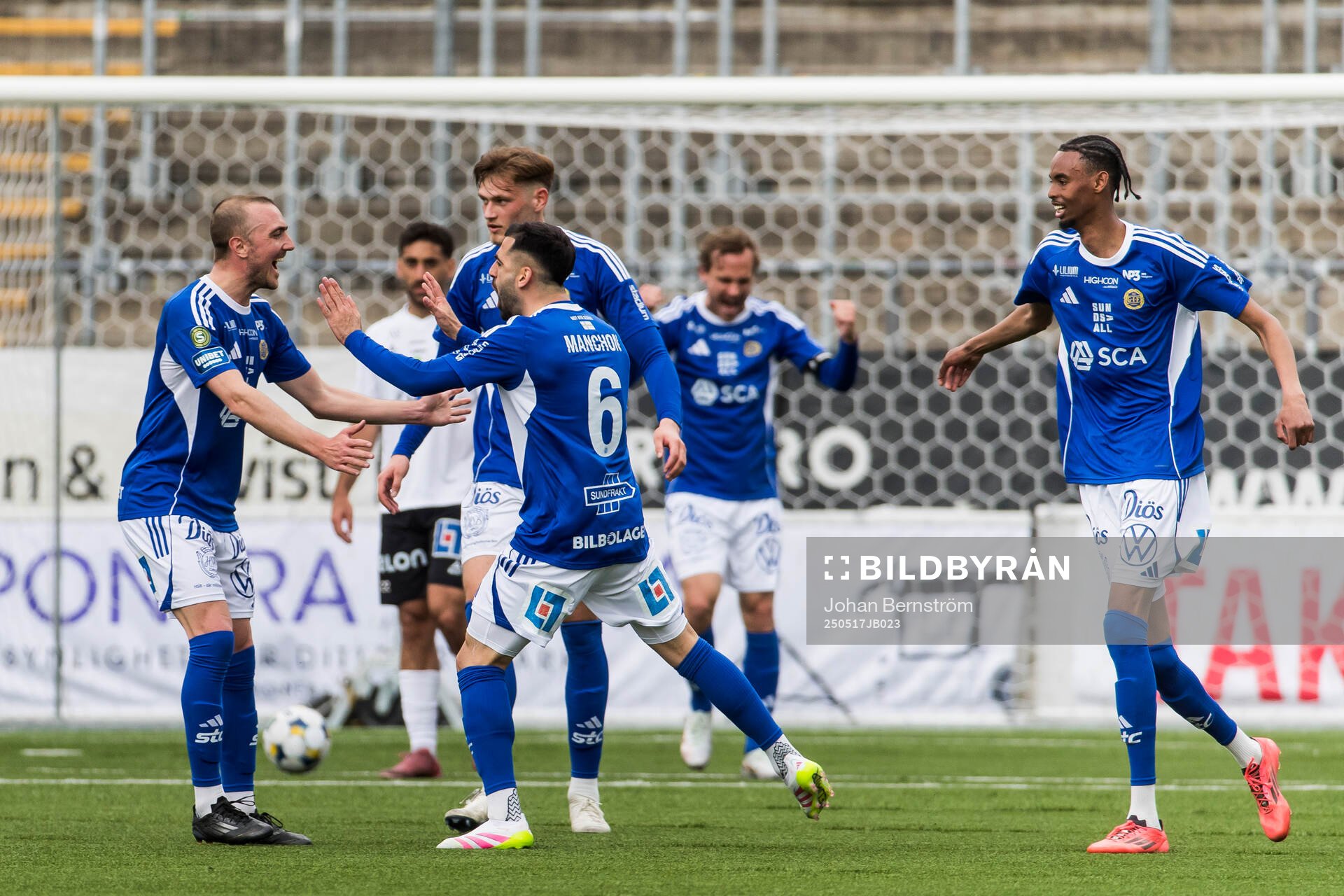 GIF Sundsvalls Marc Manchon jublar efter 1-1 under fotbollsmatchen i Superettan mellan Örebro och GIF Sundsvall den 17 maj 2025 i Örebro.