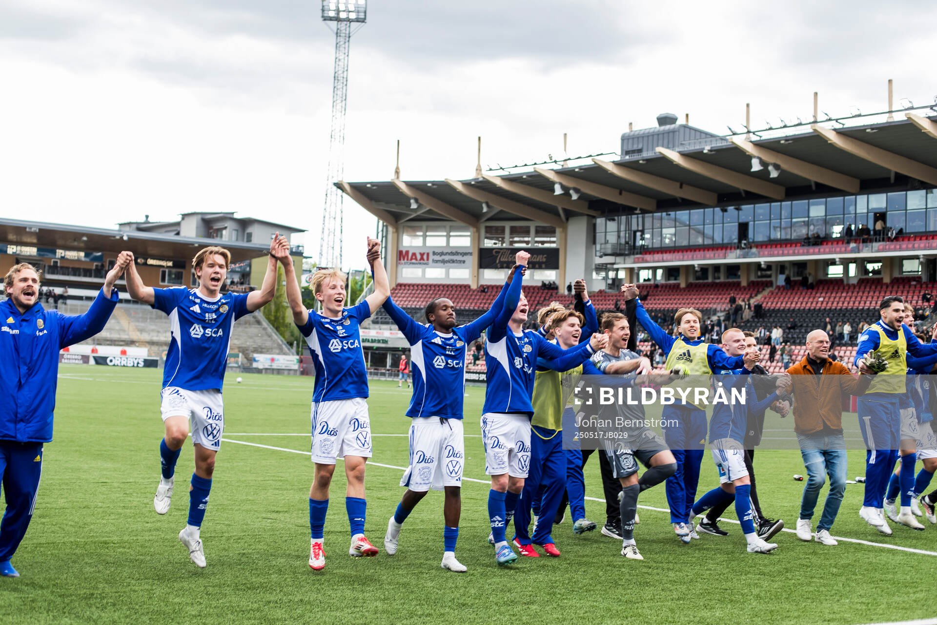 GIF Sundsvalls sportchef Joel Cedergren jublar tillsammans med spelarna efter under fotbollsmatchen i Superettan mellan Örebro och GIF Sundsvall den 17 maj 2025 i Örebro.