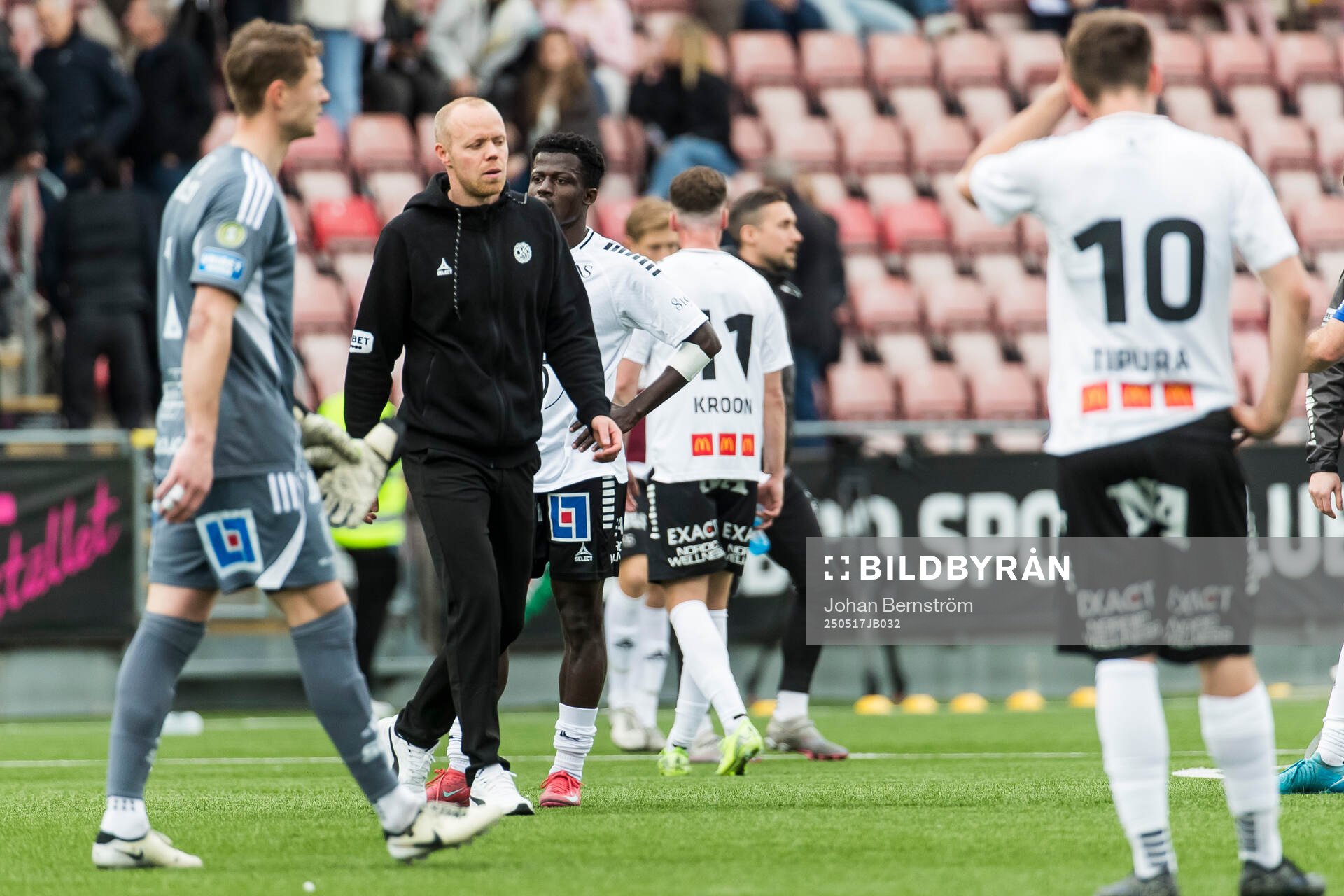 Örebros huvudtränare Patrik Haginge deppar