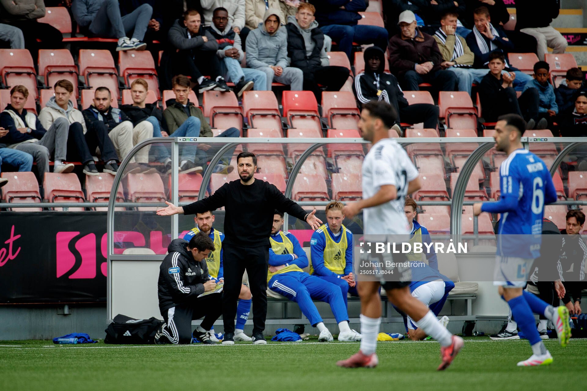 GIF Sundsvalls huvudtränare Erol Ates under fotbollsmatchen i Superettan mellan Örebro och GIF Sundsvall den 17 maj 2025 i Örebro. 