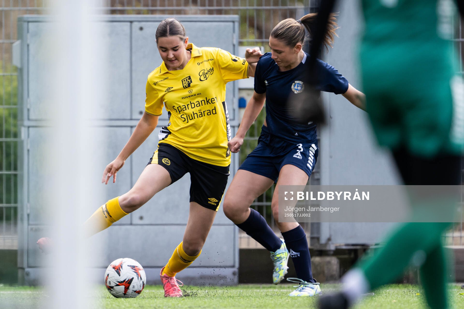 Elfsborgs Nikolina Veselcic och Utsiktens Sofia Cambon Carlsson under fotbollsmatchen i F17 Division 1 mellan Elfsborg och Utsikten den 17 maj 2025 i Borås.