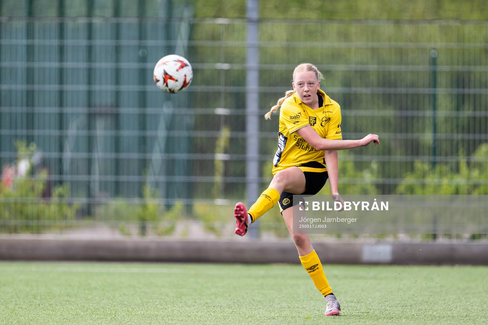 Elfsborgs Emma Iwanson under fotbollsmatchen i F17 Division 1 mellan Elfsborg och Utsikten den 17 maj 2025 i Borås. 