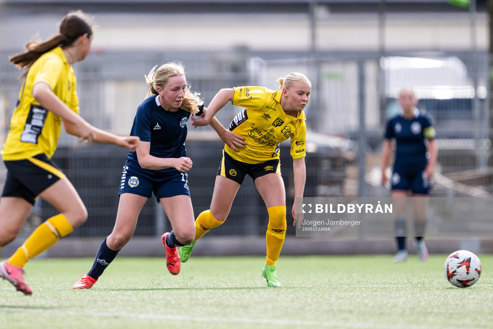 Utsiktens Matilda Björling och Elfsborgs Stina Grimmergård under fotbollsmatchen i F17 Division 1 mellan Elfsborg och Utsikten den 17 maj 2025 i Borås.