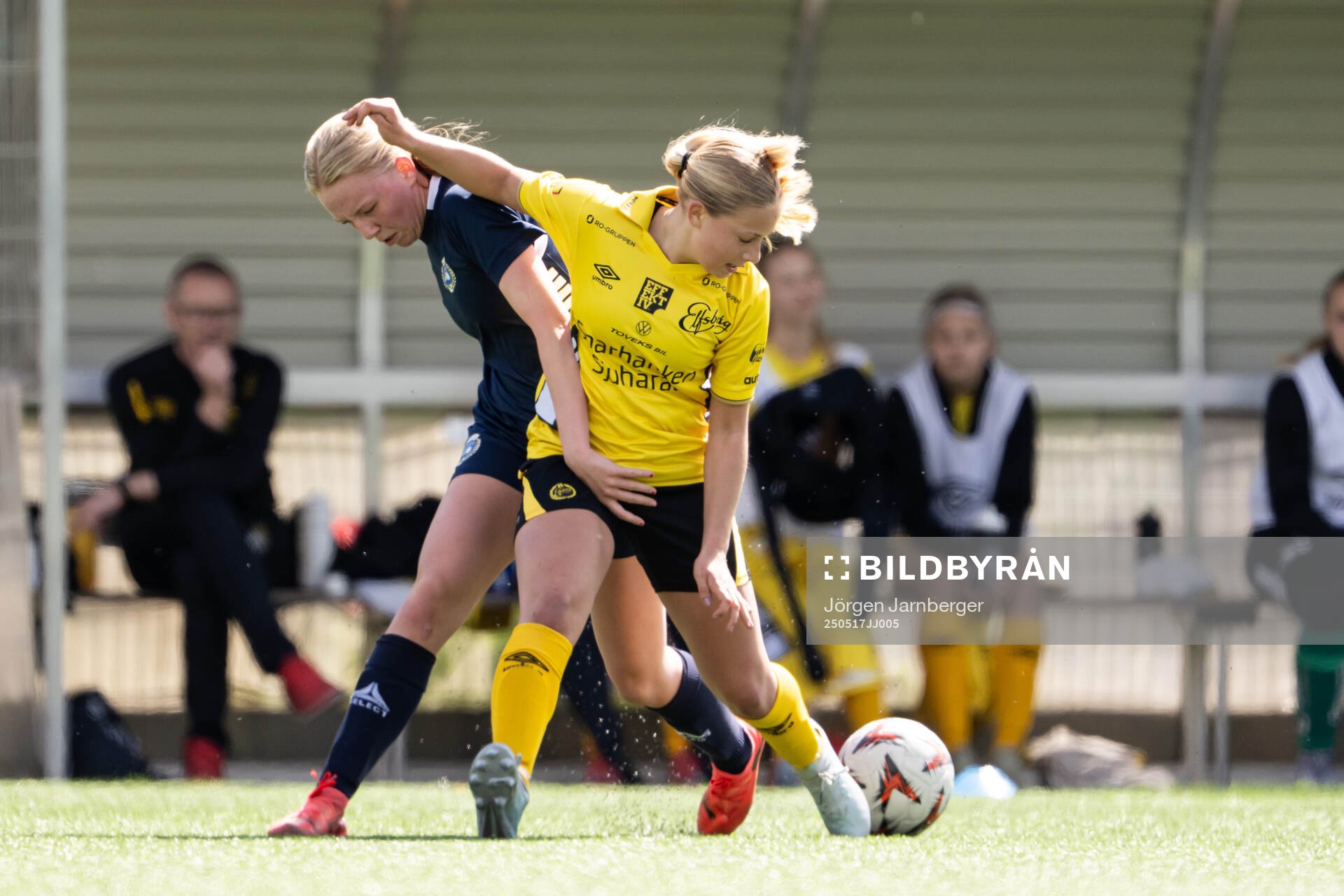 Utsiktens Matilda Björling och Elfsborgs Jolin Andersson Zeybrandt under fotbollsmatchen i F17 Division 1 mellan Elfsborg och Utsikten den 17 maj 2025 i Borås. 