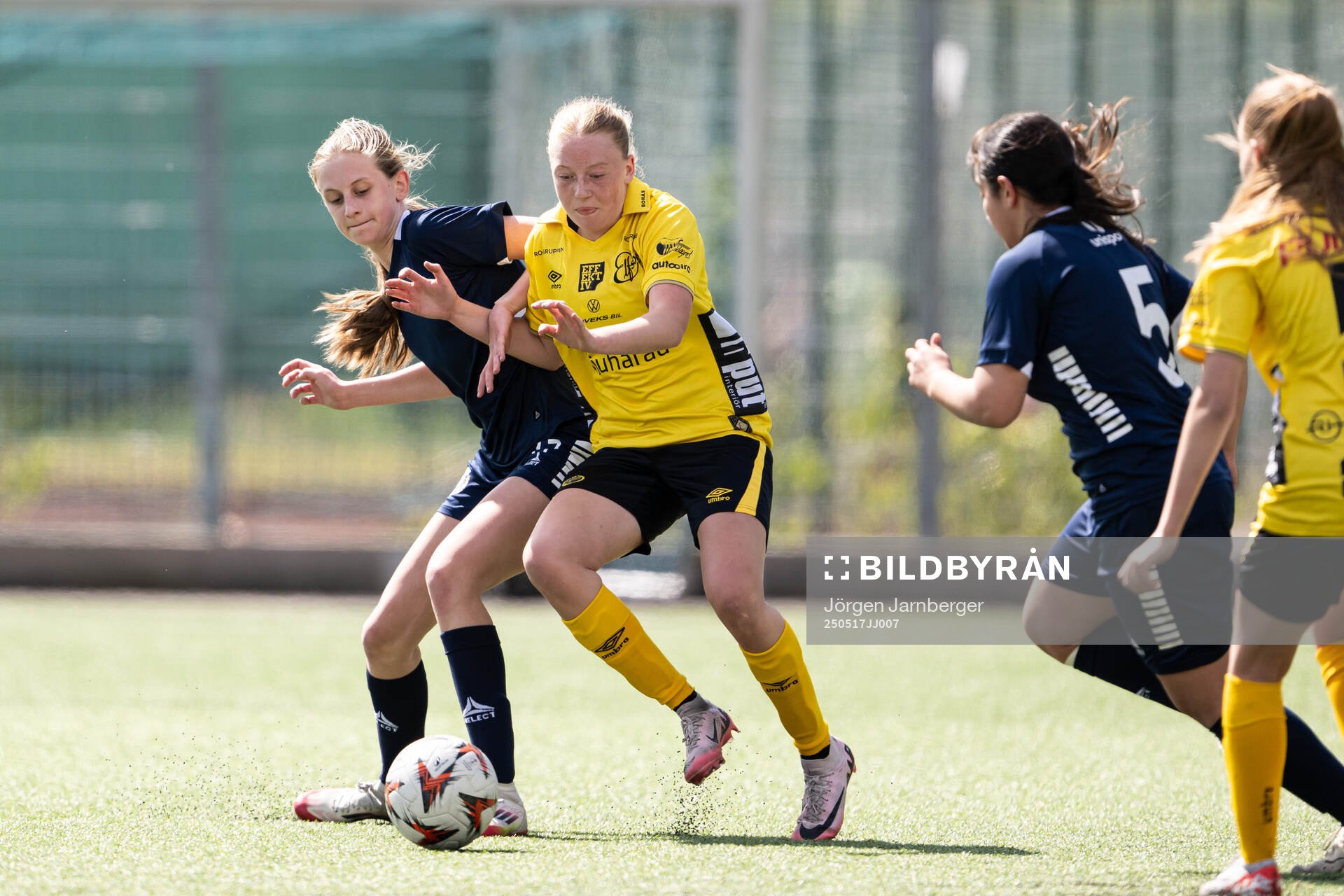 Utsiktens Alma Ahnoff och Elfsborgs Axiandra Granquist under fotbollsmatchen i F17 Division 1 mellan Elfsborg och Utsikten den 17 maj 2025 i Borås.