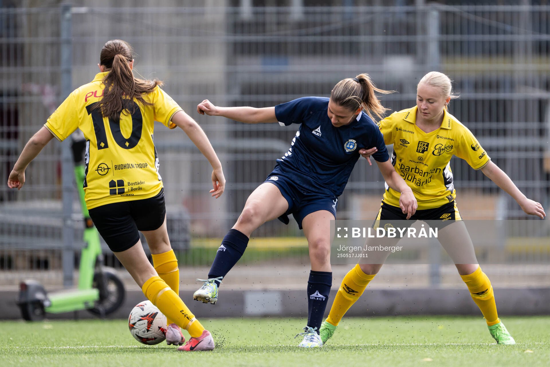 Utsiktens Sofia Cambon Carlsson och Elfsborgs Stina Grimmergård under fotbollsmatchen i F17 Division 1 mellan Elfsborg och Utsikten den 17 maj 2025 i Borås.