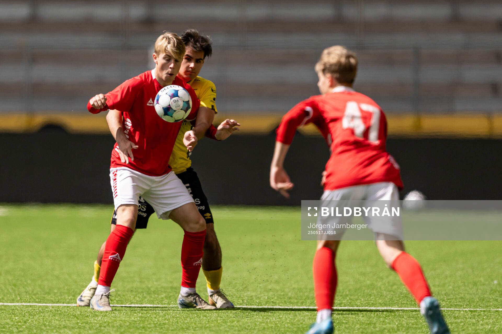 Kalmars Charlie Rosenquist och Elfsborgs Leo Saritas Bylund under fotbollsmatchen i P19 Allsvenskan mellan Elfsborg och Kalmar FF den 17 maj 2025 i Borås.