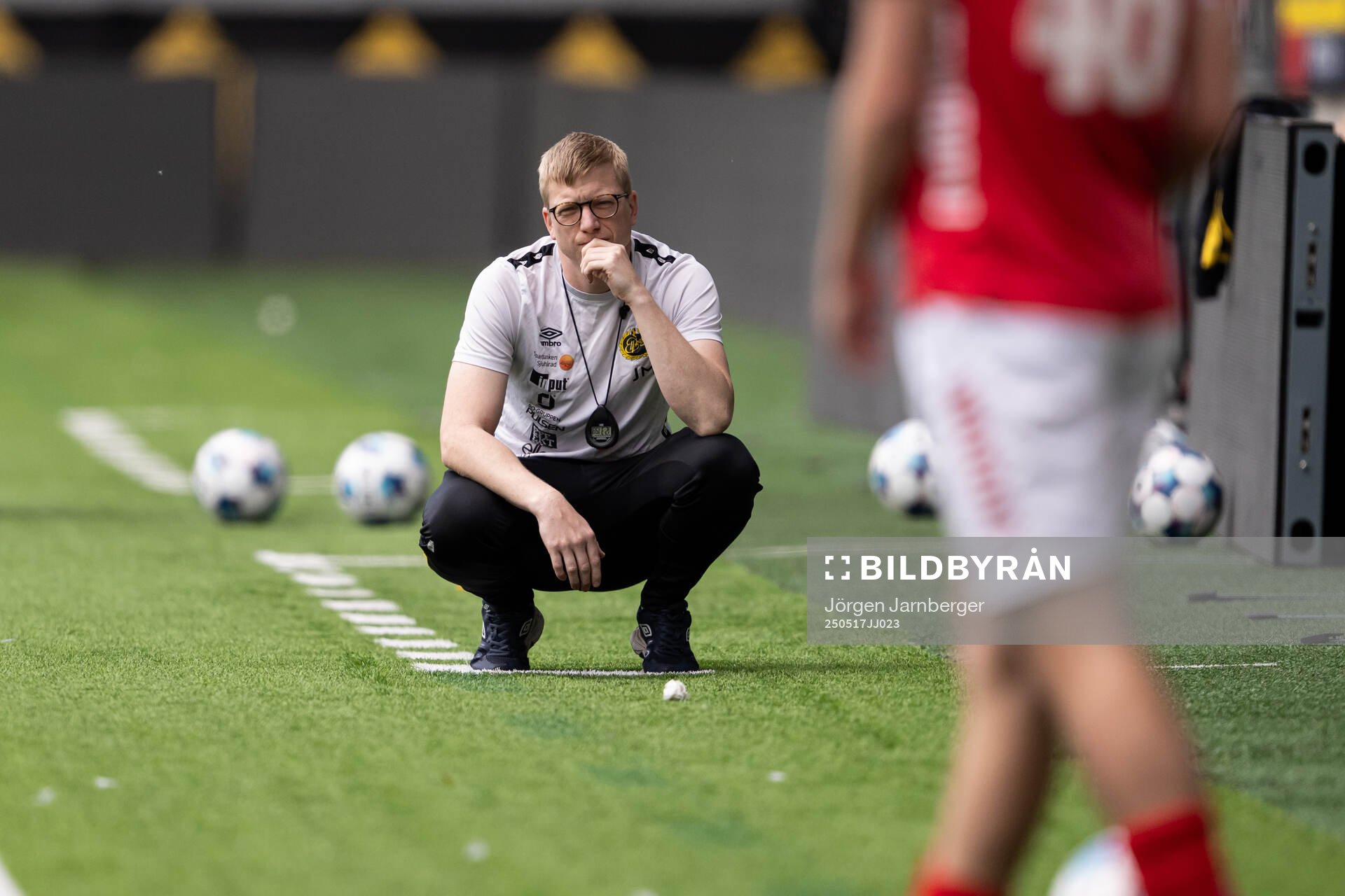 Elfsborgs tränare Johan Mattsson under fotbollsmatchen i P19 Allsvenskan mellan Elfsborg och Kalmar FF den 17 maj 2025 i Borås. 