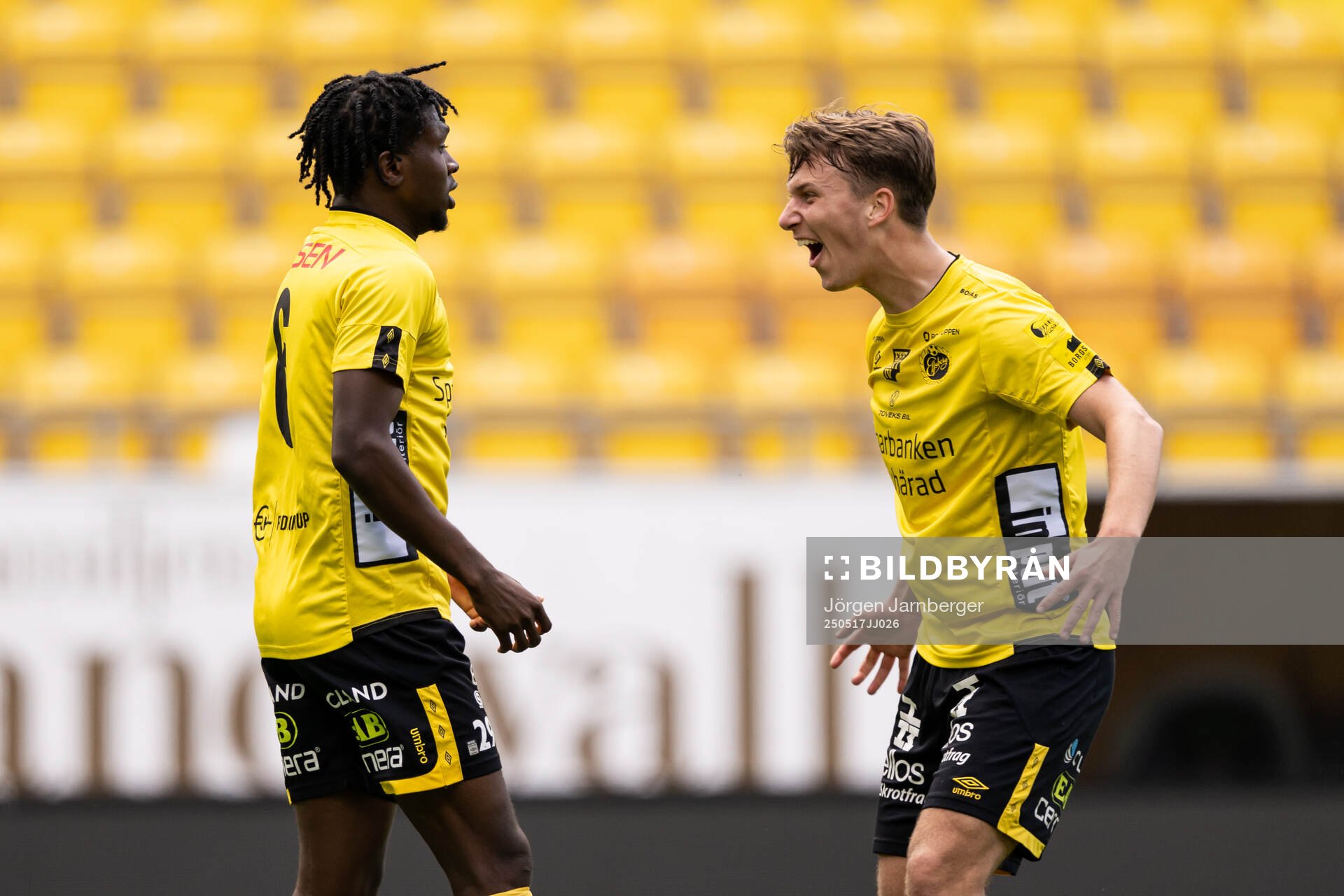 Elfsborgs Ozor Victor Okeke jublar med Adam Wetterlov efter 1-0 under fotbollsmatchen i P19 Allsvenskan mellan Elfsborg och Kalmar FF den 17 maj 2025 i Borås.