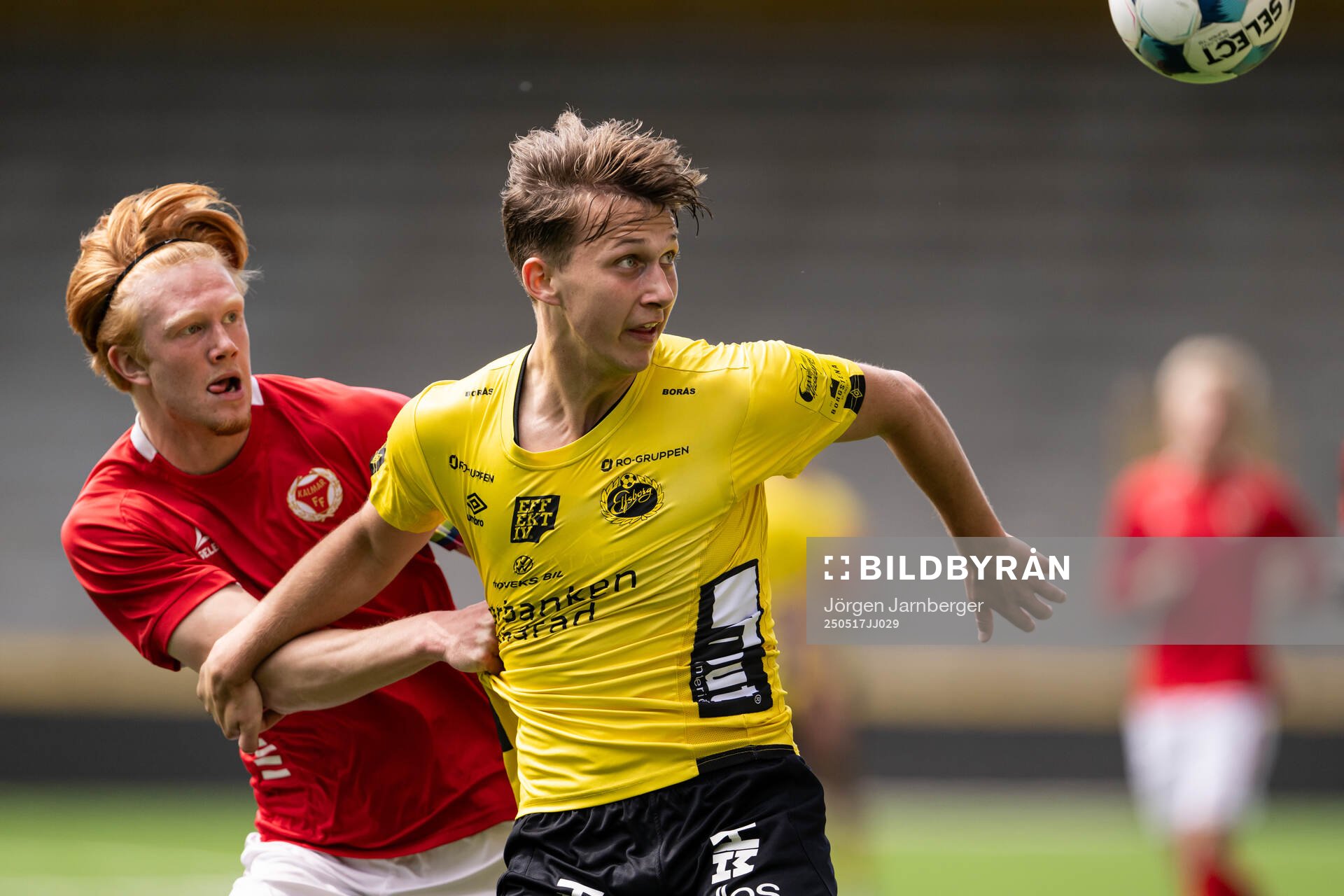 Kalmars Elias Eriksson och Elfsborgs Adam Wetterlov under fotbollsmatchen i P19 Allsvenskan mellan Elfsborg och Kalmar FF den 17 maj 2025 i Borås.