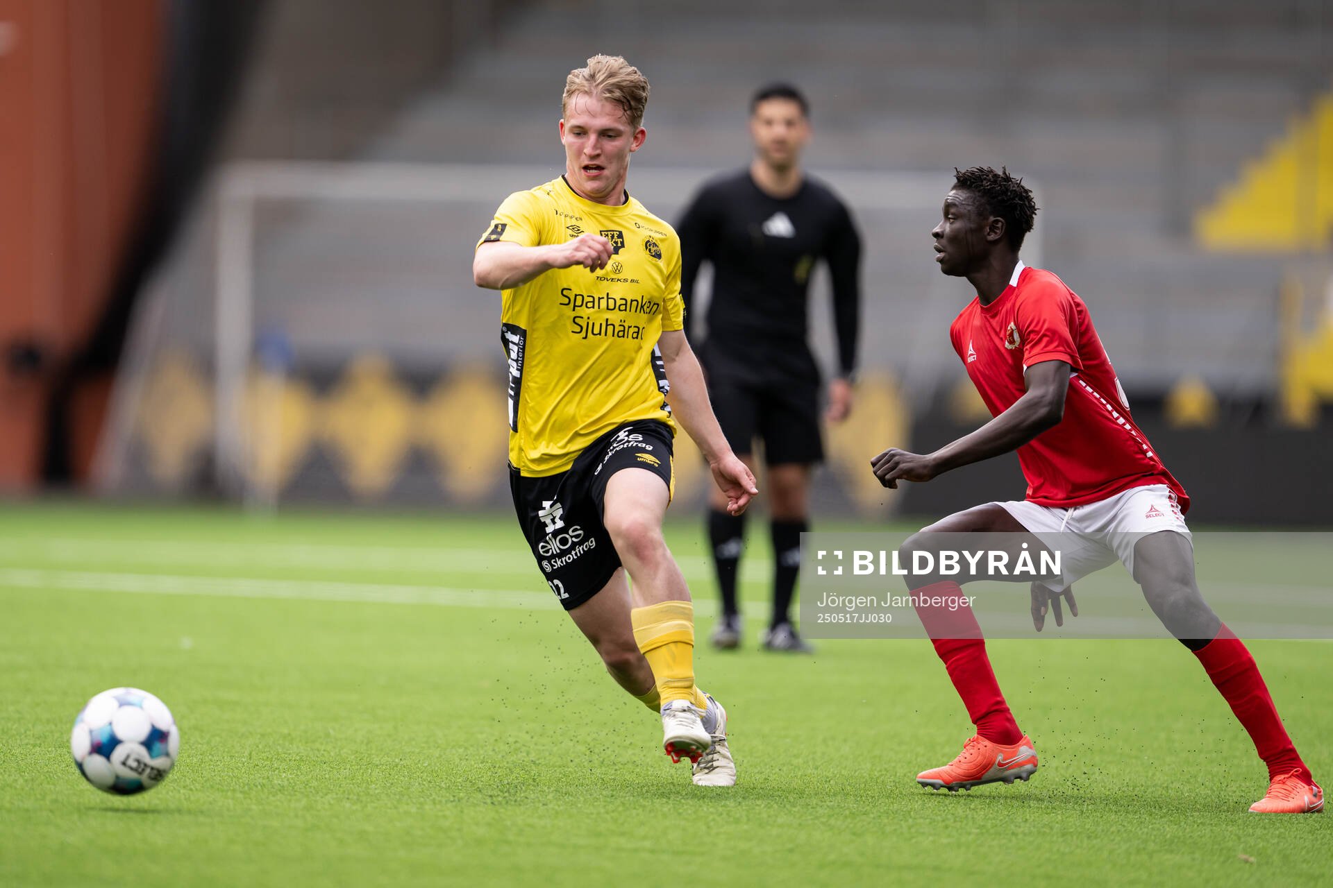 Elfsborgs Arvid Södeliden och Kalmars Gibril Sosseh under fotbollsmatchen i P19 Allsvenskan mellan Elfsborg och Kalmar FF den 17 maj 2025 i Borås.