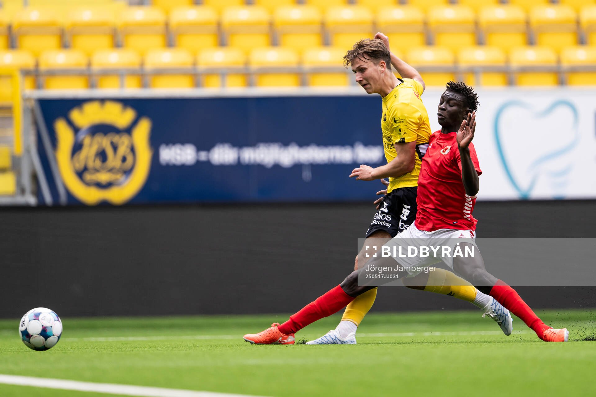 Elfsborgs Adam Wetterlov och Kalmars Gibril Sosseh under fotbollsmatchen i P19 Allsvenskan mellan Elfsborg och Kalmar FF den 17 maj 2025 i Borås.