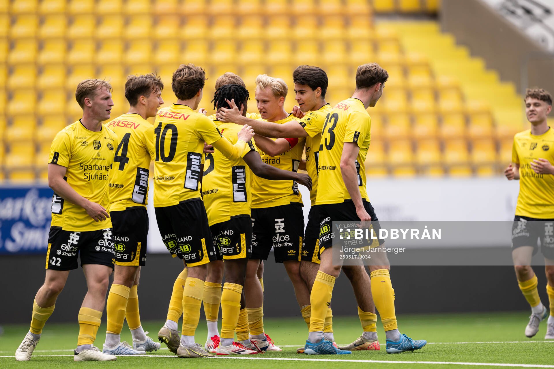 Elfsborgs Ozor Victor Okeke jublar med lagkamrater efter 1-0 under fotbollsmatchen i P19 Allsvenskan mellan Elfsborg och Kalmar FF den 17 maj 2025 i Borås.