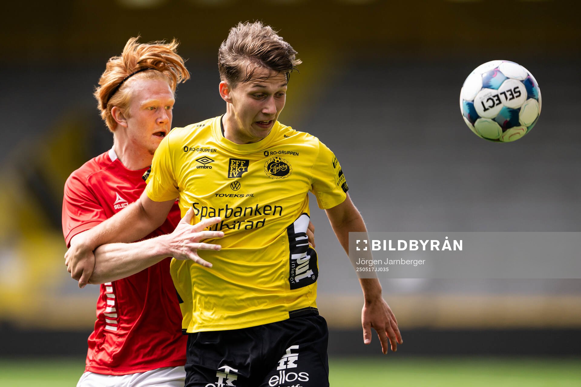 Kalmars Elias Eriksson och Elfsborgs Adam Wetterlov under fotbollsmatchen i P19 Allsvenskan mellan Elfsborg och Kalmar FF den 17 maj 2025 i Borås.