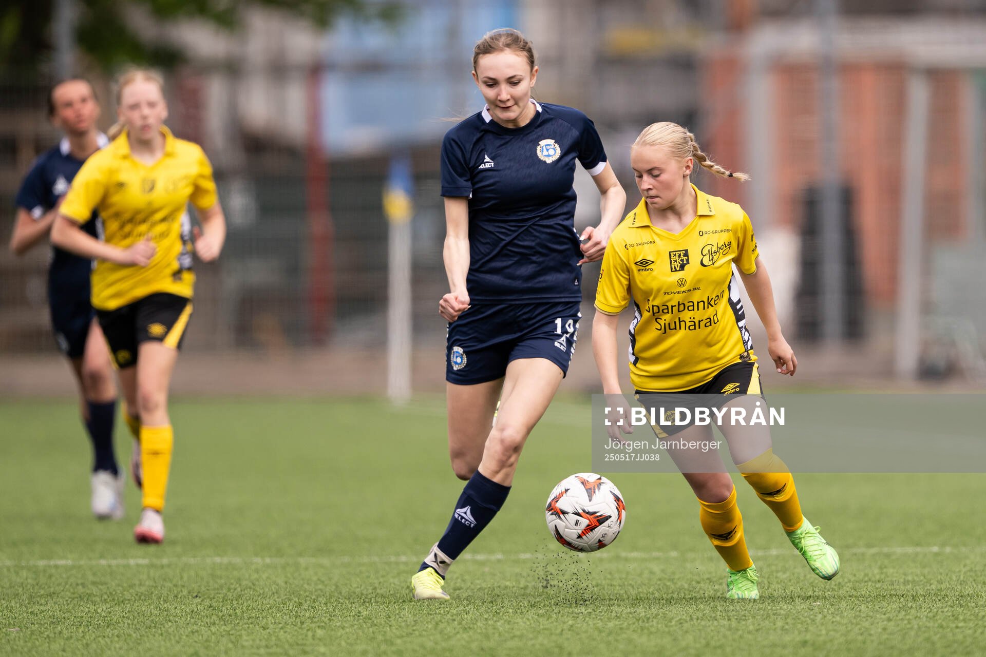 Utsiktens Leah Södergren och Elfsborgs Stina Grimmergård under fotbollsmatchen i F17 Division 1 mellan Elfsborg och Utsikten den 17 maj 2025 i Borås.