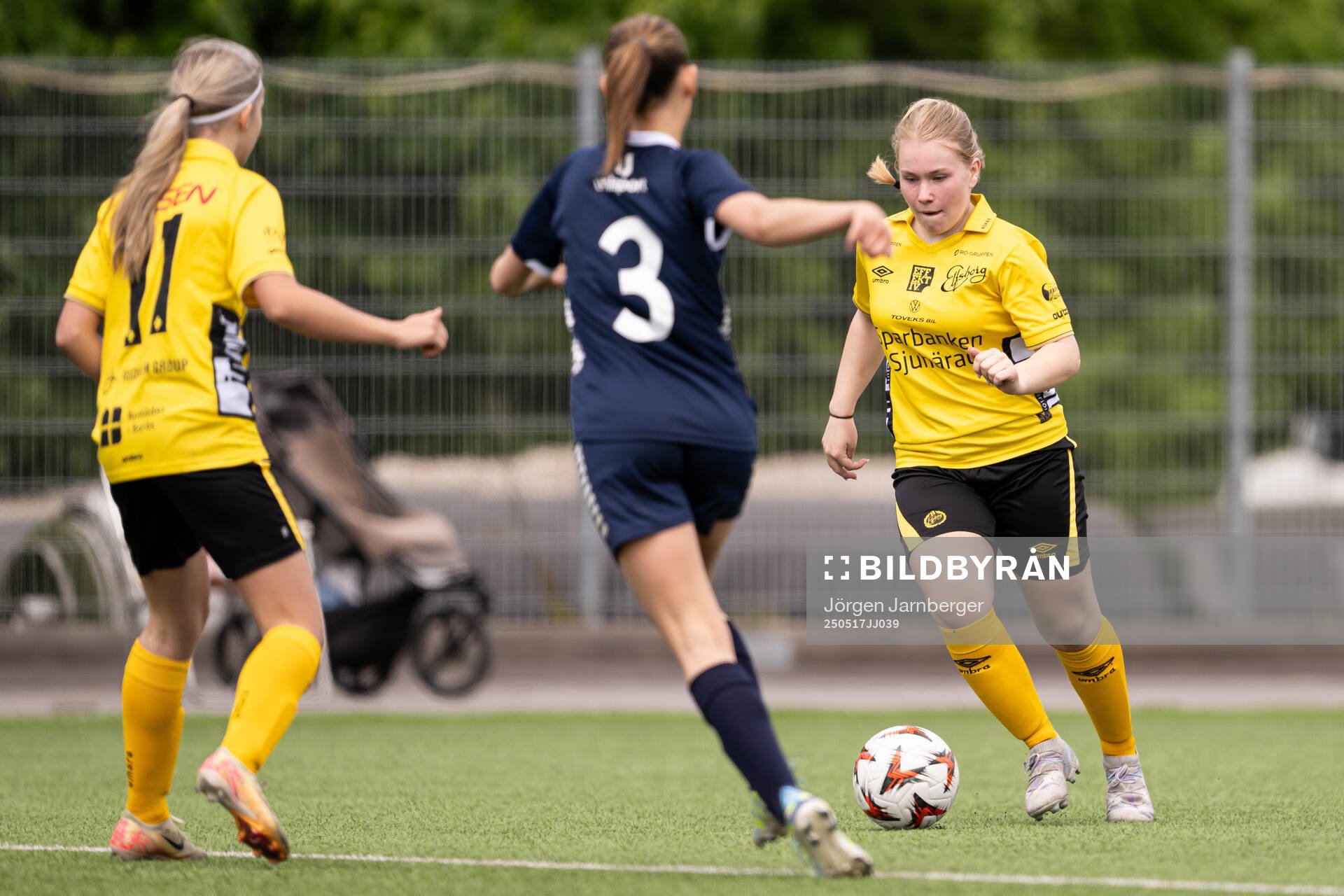 Elfsborgs Leonie Lichtenberg  under fotbollsmatchen i F17 Division 1 mellan Elfsborg och Utsikten den 17 maj 2025 i Borås. 