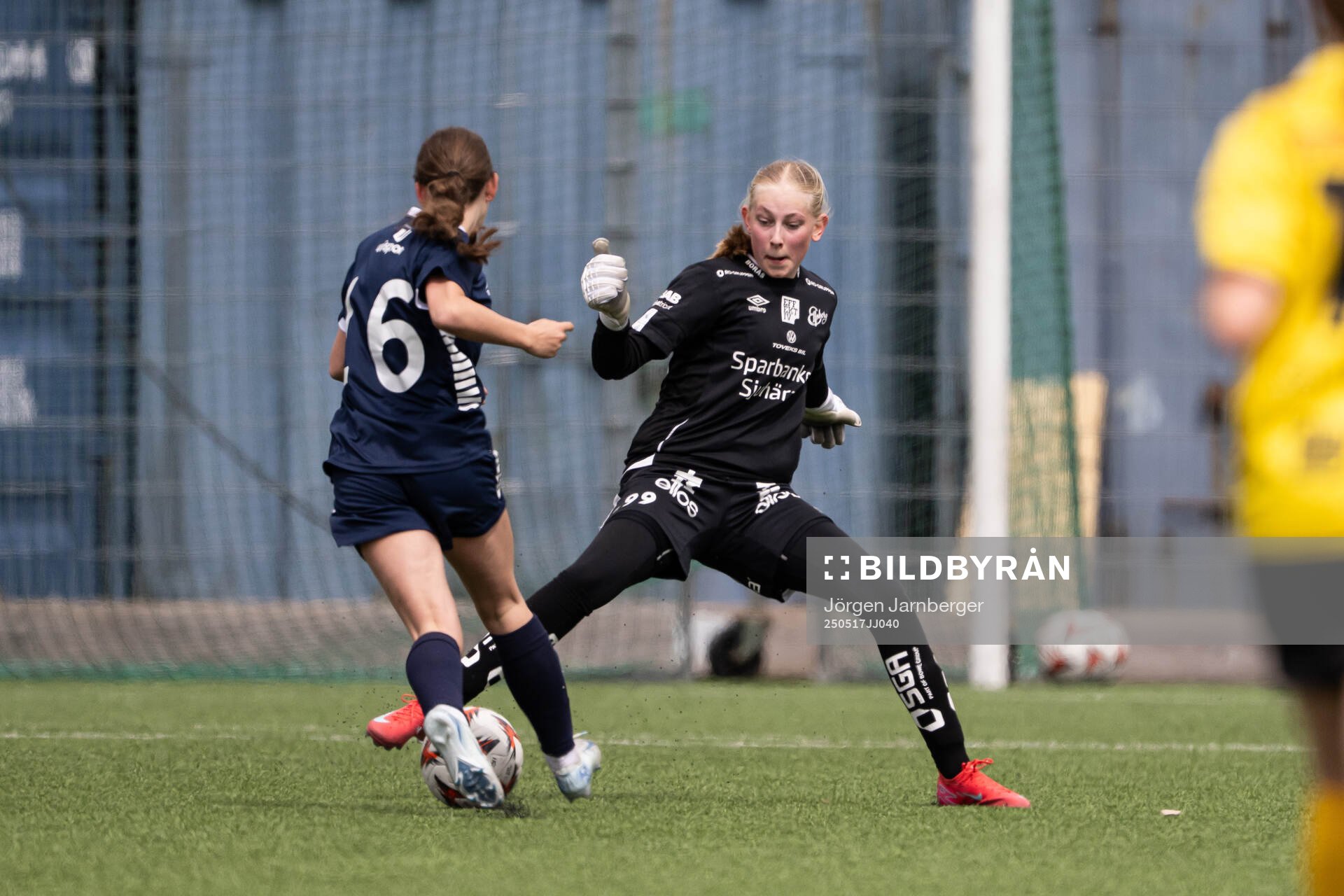 Elfsborgs målvakt Julia Sjöberg under fotbollsmatchen i F17 Division 1 mellan Elfsborg och Utsikten den 17 maj 2025 i Borås. 