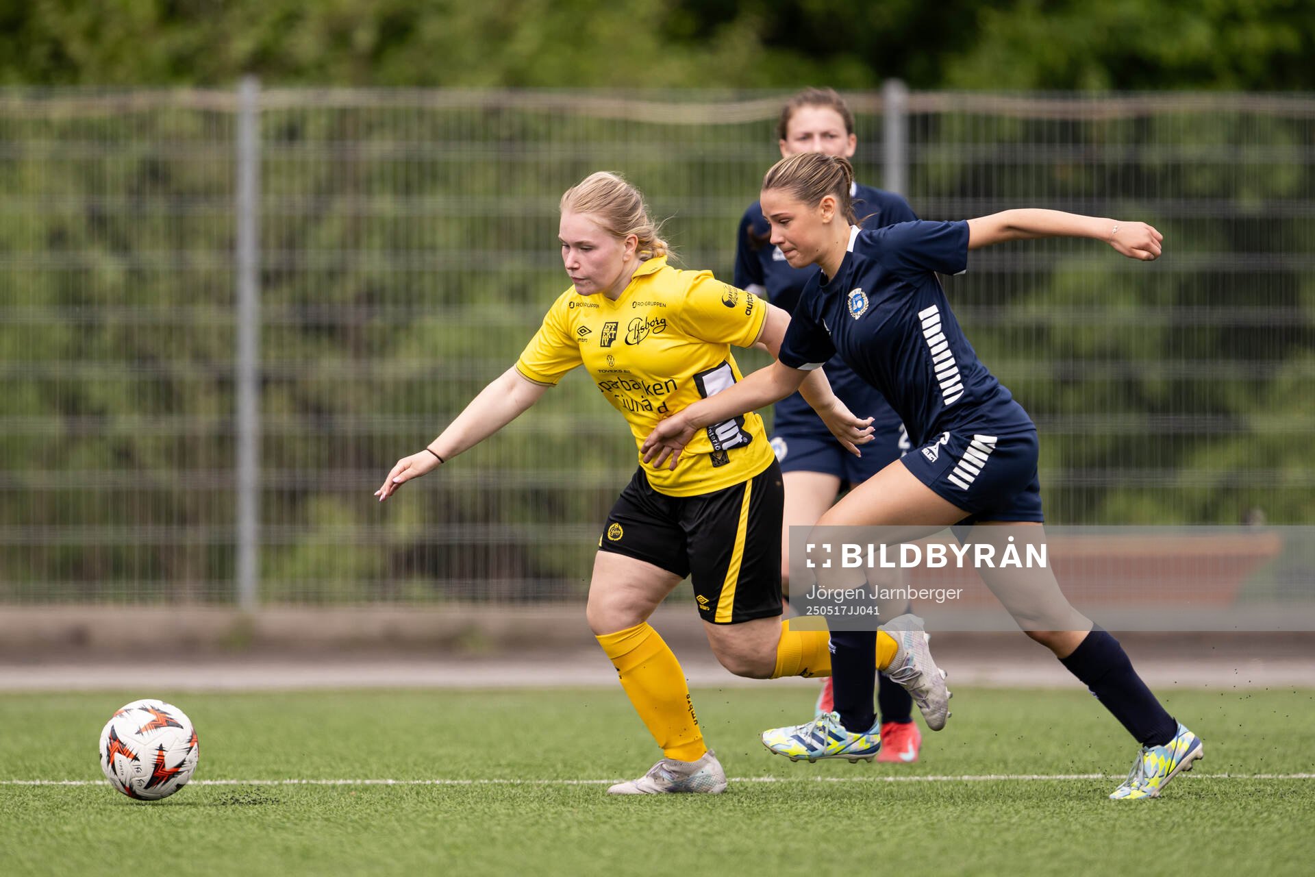Elfsborgs Leonie Lichtenberg och Utsiktens Sofia Cambon Carlsson under fotbollsmatchen i F17 Division 1 mellan Elfsborg och Utsikten den 17 maj 2025 i Borås.